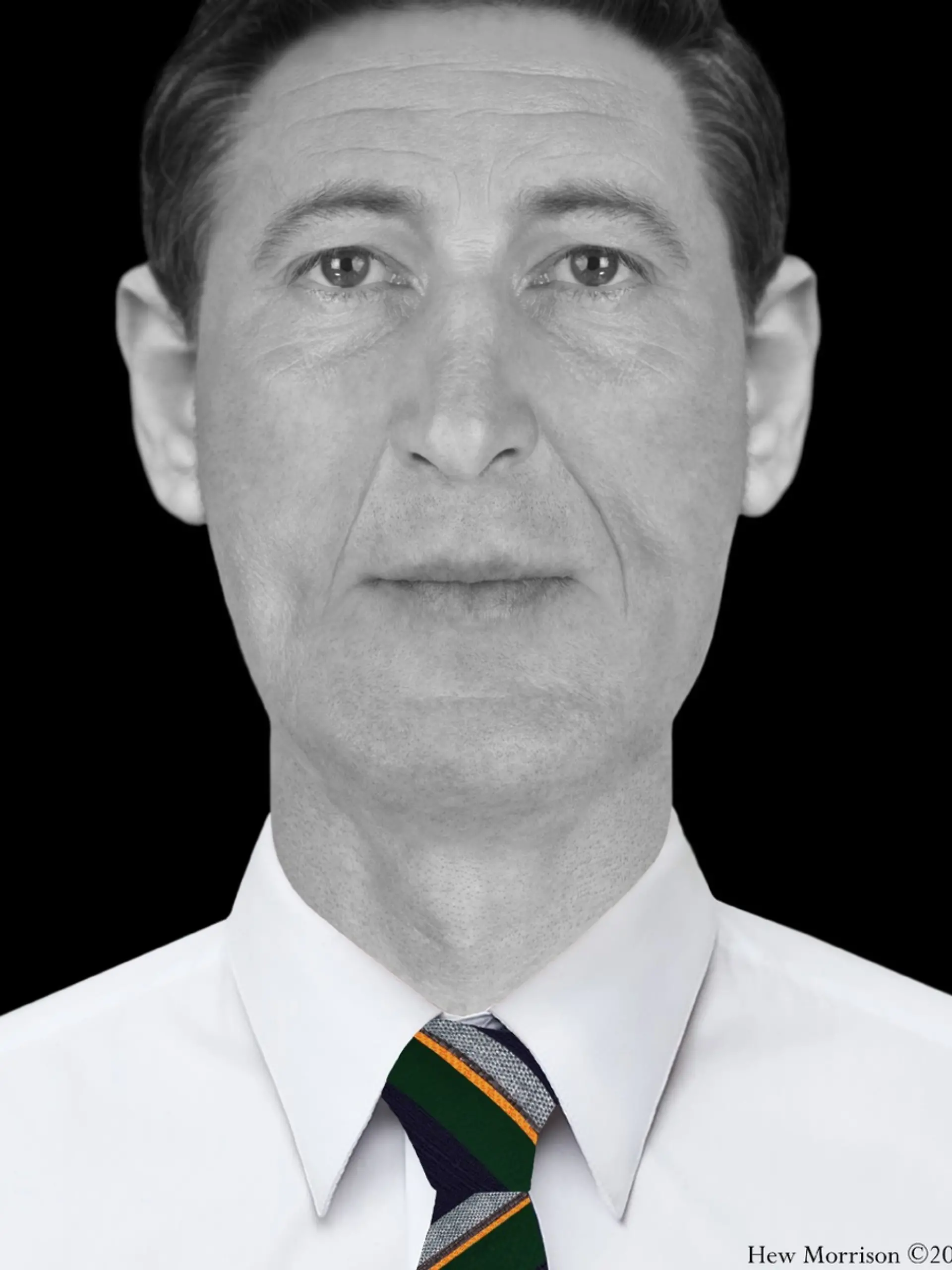 Die bis heute eingegangenen Hinweise führten noch nicht zur Identifizierung des unbekannten Toten. Daher bittet die Polizei weiter um Hinweise.