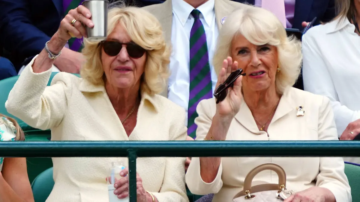 Gut gelaunt in Wimbledon: Annabel Elliot und ihre berühmte Schwester Königin Camilla.