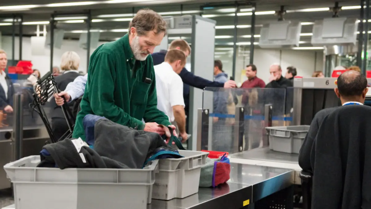 Ein Reisender nimmt am Mittwoch (30.12.2009) in einer Sicherheitsschleuse des Flughafens in Frankfurt am Main sein Handgepäck vom Fließband. Foto: Uwe Anspach dpa/lhe +++(c) dpa - Bildfunk+++
c