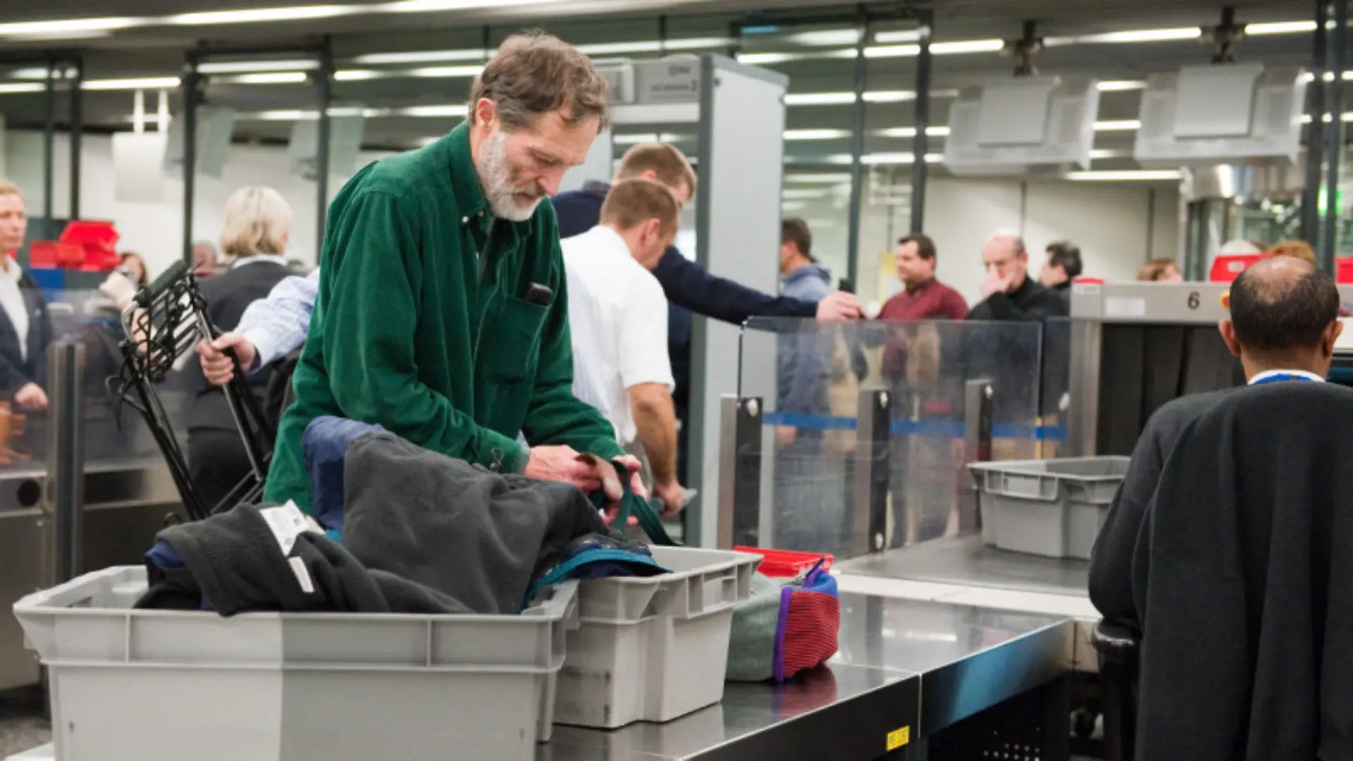 Ein Reisender nimmt am Mittwoch (30.12.2009) in einer Sicherheitsschleuse des Flughafens in Frankfurt am Main sein Handgepäck vom Fließband. Foto: Uwe Anspach dpa/lhe +++(c) dpa - Bildfunk+++
c