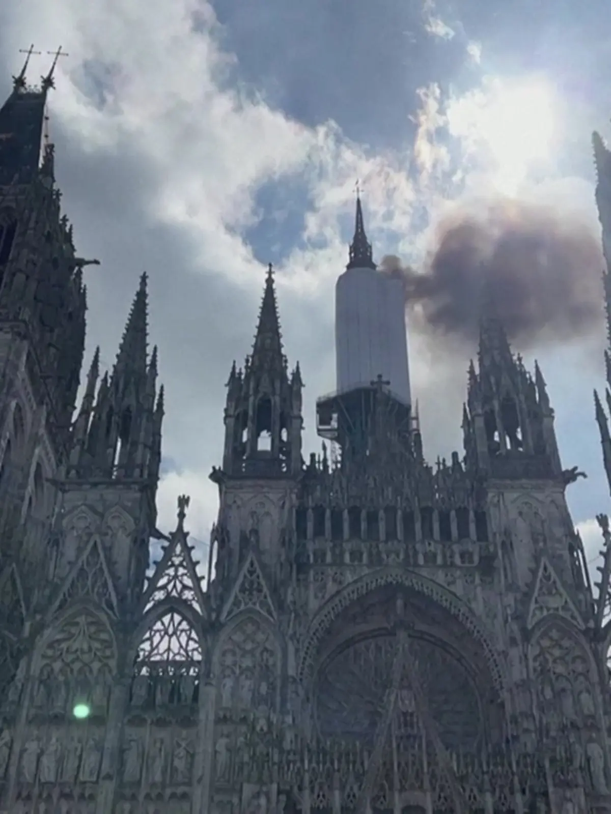 Der Spitzturm von der Kathedrale von Rouen ist in Brand geraten.