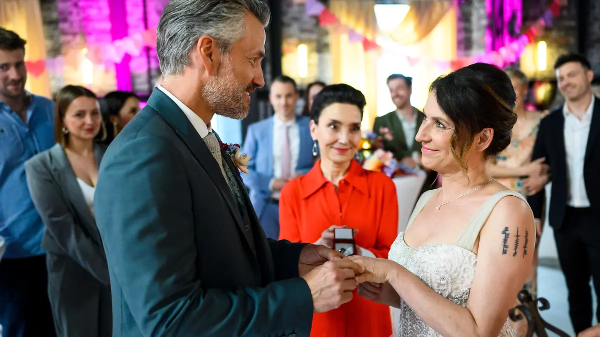 Die überglückliche Daniela (Berrit Arnold) und Henning (Stefan Bockelmann) geben sich endlich das Ja-Wort.