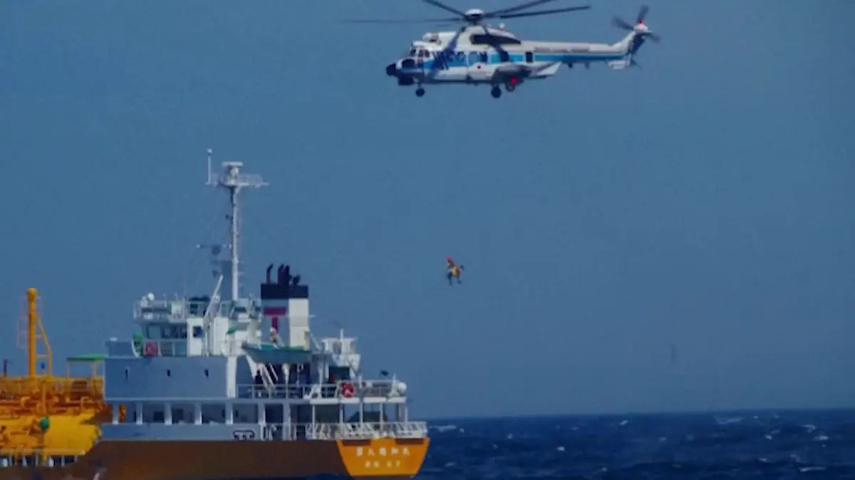 Ein Hubschrauber der Küstenwache brachte die Frau und die beiden Männer an Land 