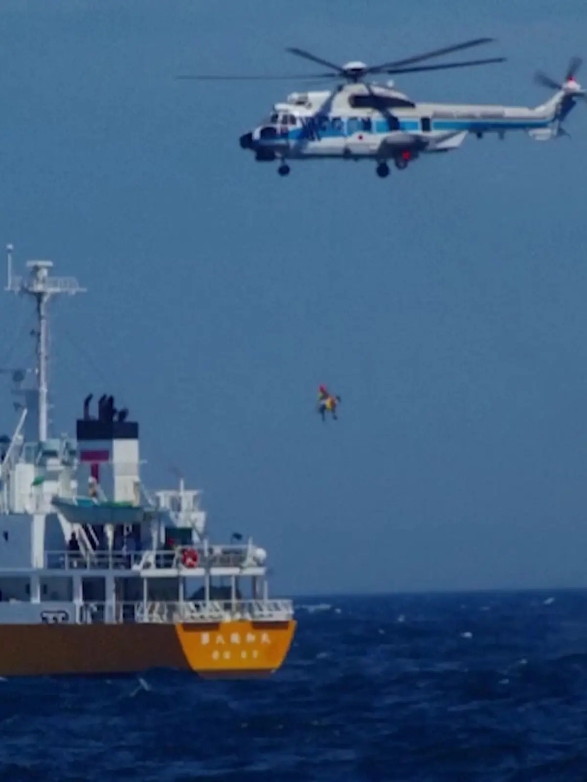Ein Hubschrauber der Küstenwache brachte die Frau und die beiden Männer an Land 