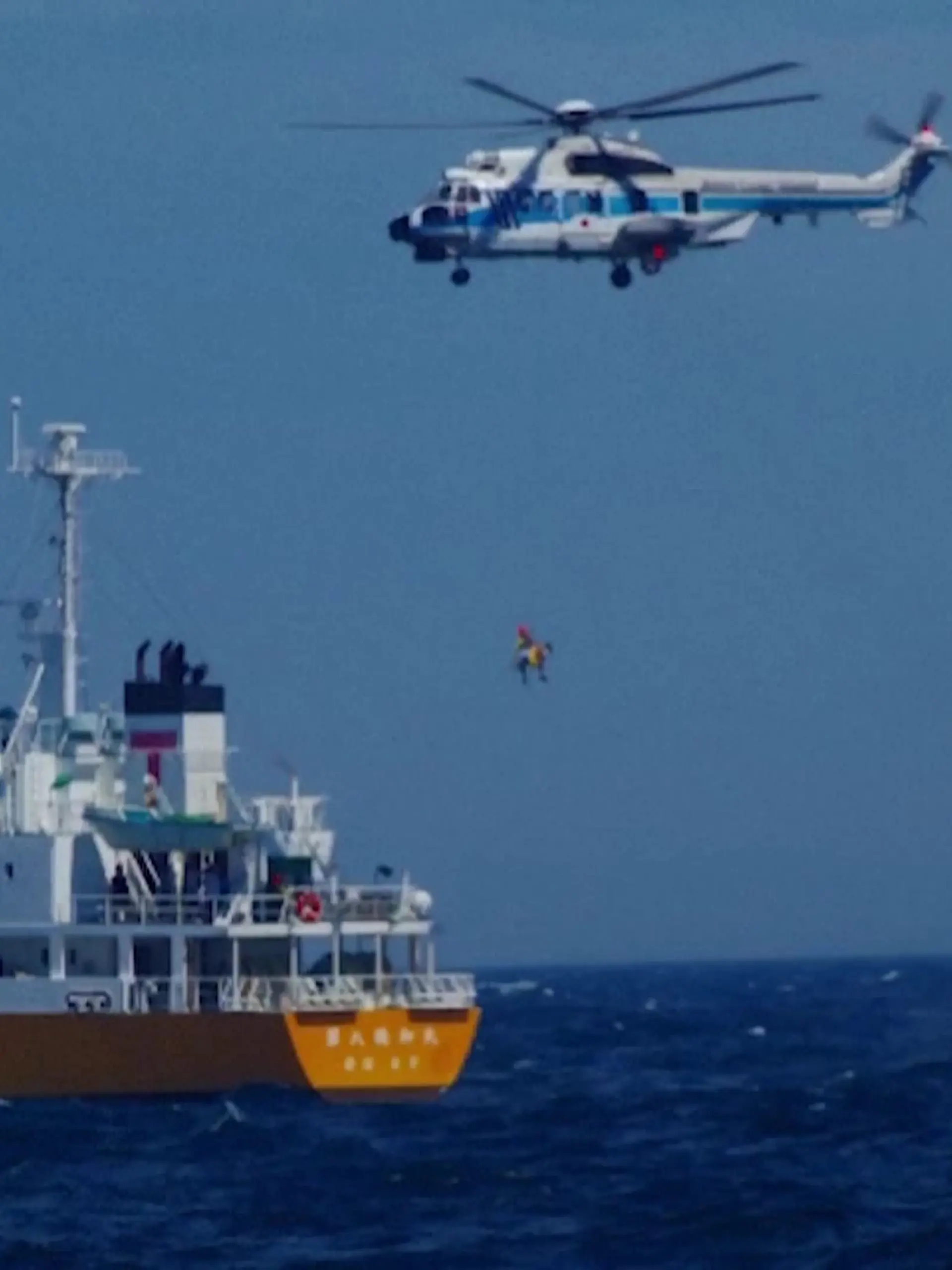 Ein Hubschrauber der Küstenwache brachte die Frau und die beiden Männer an Land 