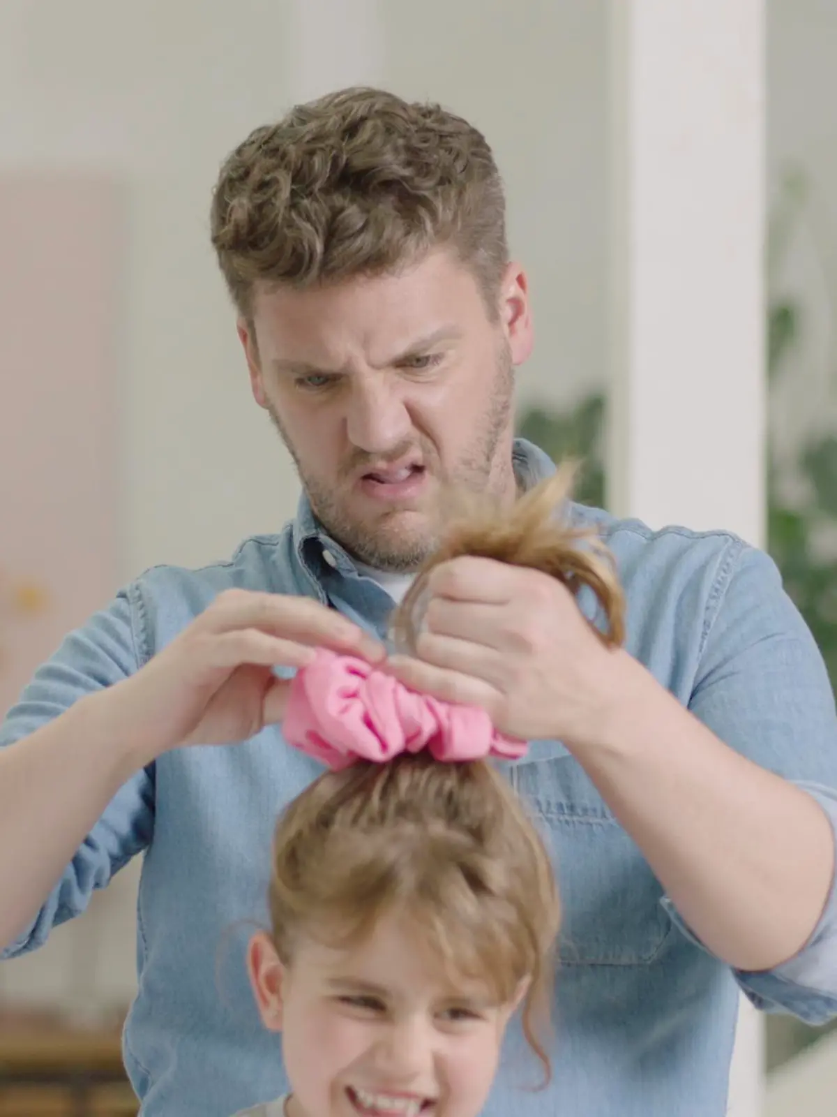 RTL-Reporter Ralf muss den Kindern auch Haare schneiden