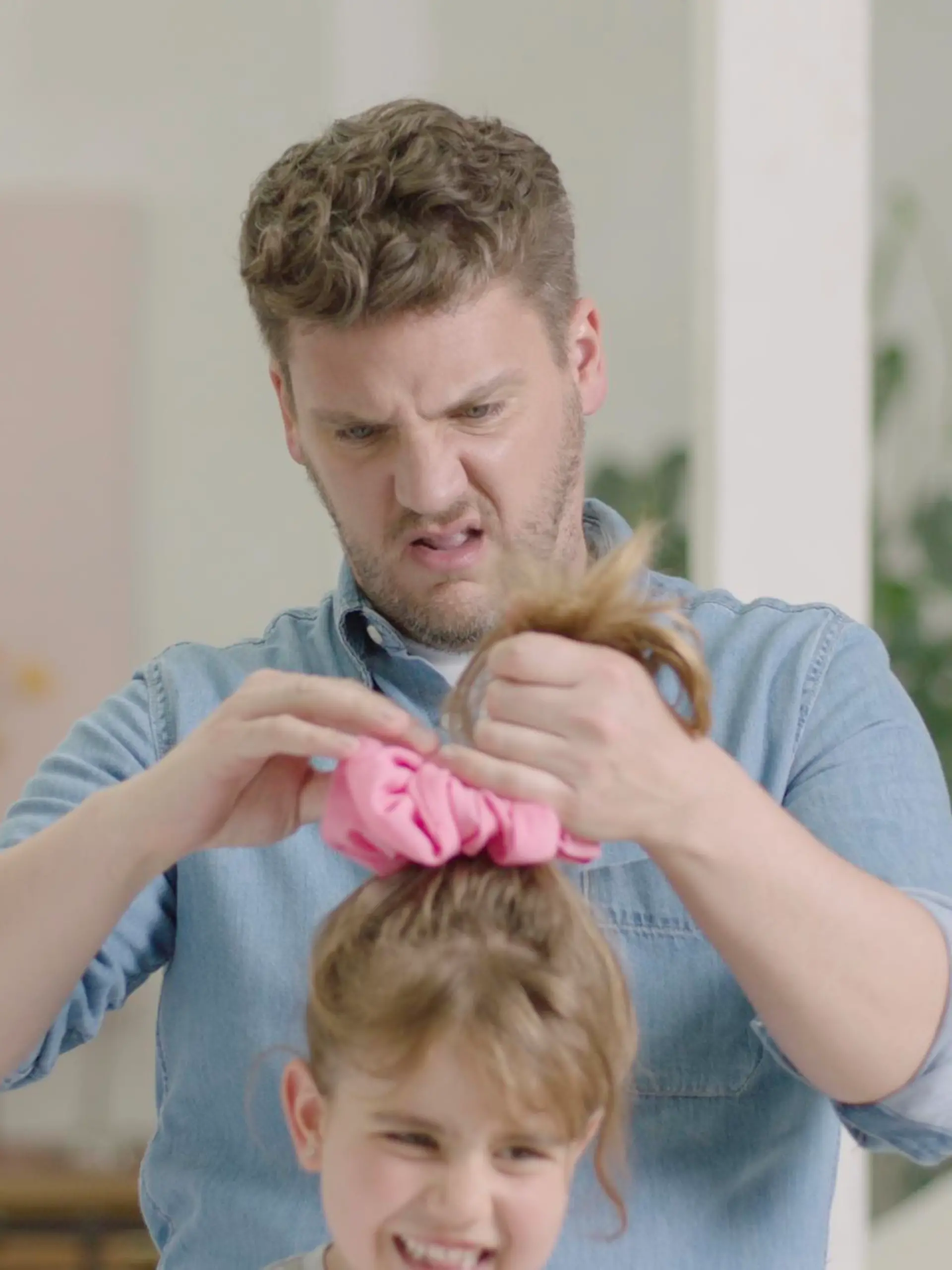 RTL-Reporter Ralf muss den Kindern auch Haare schneiden