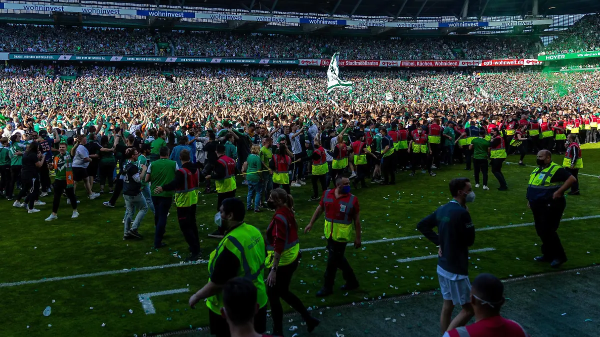 15.05.2022, Fussball, GER, Saison, 2021/2022, 2.Bundesliga, 34. Spieltag, SV Werder Bremen - SSV Jahn Regensburg Platzsturm der Bremer Fans nach dem Spiel und dem direkten Aufstieg in die erste Fussballbundesliga DFL REGULATIONS PROHIBIT ANY USE OF PHOTOGRAPHS AS IMAGE SEQUENCES AND/OR QUASI-VIDEO. *** 15 05 2022, Football, GER, Season, 2021 2022, 2 Bundesliga, 34 Matchday, SV Werder Bremen SSV Jahn Regensburg Platzsturm der Bremer Fans nach dem Spiel und der direkten Aufstieg in die erste Fussballbundesliga DFL REGULATIONS PROHIBIT ANY USE OF PHOTOGRAPHS AS IMAGE SEQUENCES AND OR QUASI VIDEO