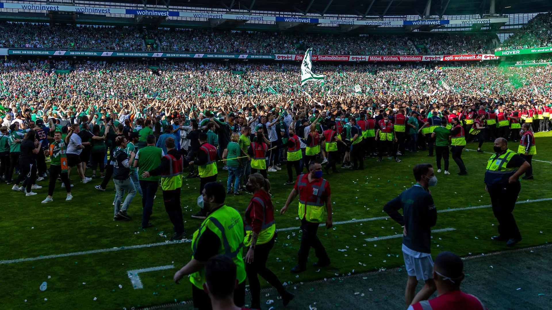 15.05.2022, Fussball, GER, Saison, 2021/2022, 2.Bundesliga, 34. Spieltag, SV Werder Bremen - SSV Jahn Regensburg Platzsturm der Bremer Fans nach dem Spiel und dem direkten Aufstieg in die erste Fussballbundesliga DFL REGULATIONS PROHIBIT ANY USE OF PHOTOGRAPHS AS IMAGE SEQUENCES AND/OR QUASI-VIDEO. *** 15 05 2022, Football, GER, Season, 2021 2022, 2 Bundesliga, 34 Matchday, SV Werder Bremen SSV Jahn Regensburg Platzsturm der Bremer Fans nach dem Spiel und der direkten Aufstieg in die erste Fussballbundesliga DFL REGULATIONS PROHIBIT ANY USE OF PHOTOGRAPHS AS IMAGE SEQUENCES AND OR QUASI VIDEO 