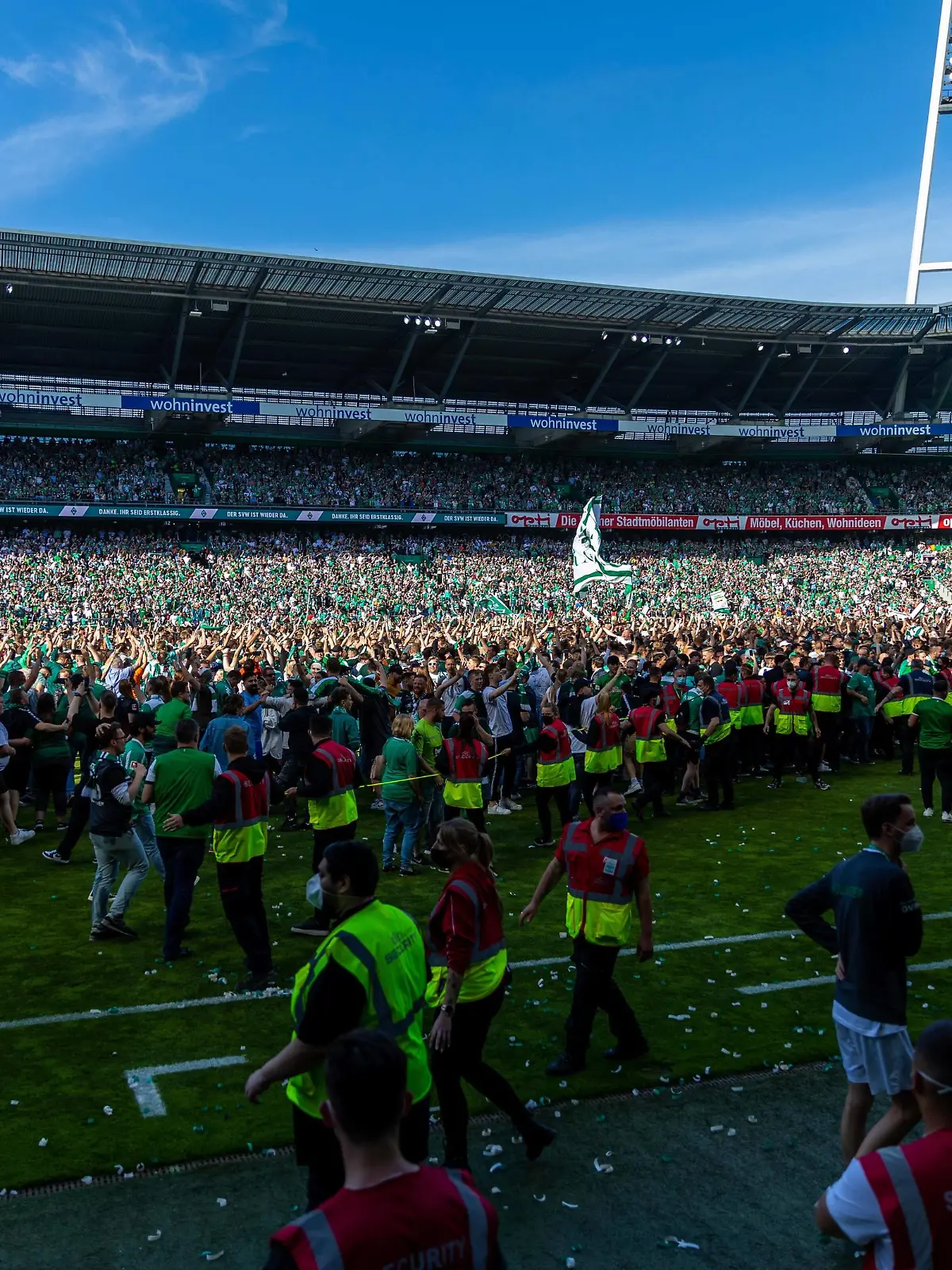 15.05.2022, Fussball, GER, Saison, 2021/2022, 2.Bundesliga, 34. Spieltag, SV Werder Bremen - SSV Jahn Regensburg Platzsturm der Bremer Fans nach dem Spiel und dem direkten Aufstieg in die erste Fussballbundesliga DFL REGULATIONS PROHIBIT ANY USE OF PHOTOGRAPHS AS IMAGE SEQUENCES AND/OR QUASI-VIDEO. *** 15 05 2022, Football, GER, Season, 2021 2022, 2 Bundesliga, 34 Matchday, SV Werder Bremen SSV Jahn Regensburg Platzsturm der Bremer Fans nach dem Spiel und der direkten Aufstieg in die erste Fussballbundesliga DFL REGULATIONS PROHIBIT ANY USE OF PHOTOGRAPHS AS IMAGE SEQUENCES AND OR QUASI VIDEO 