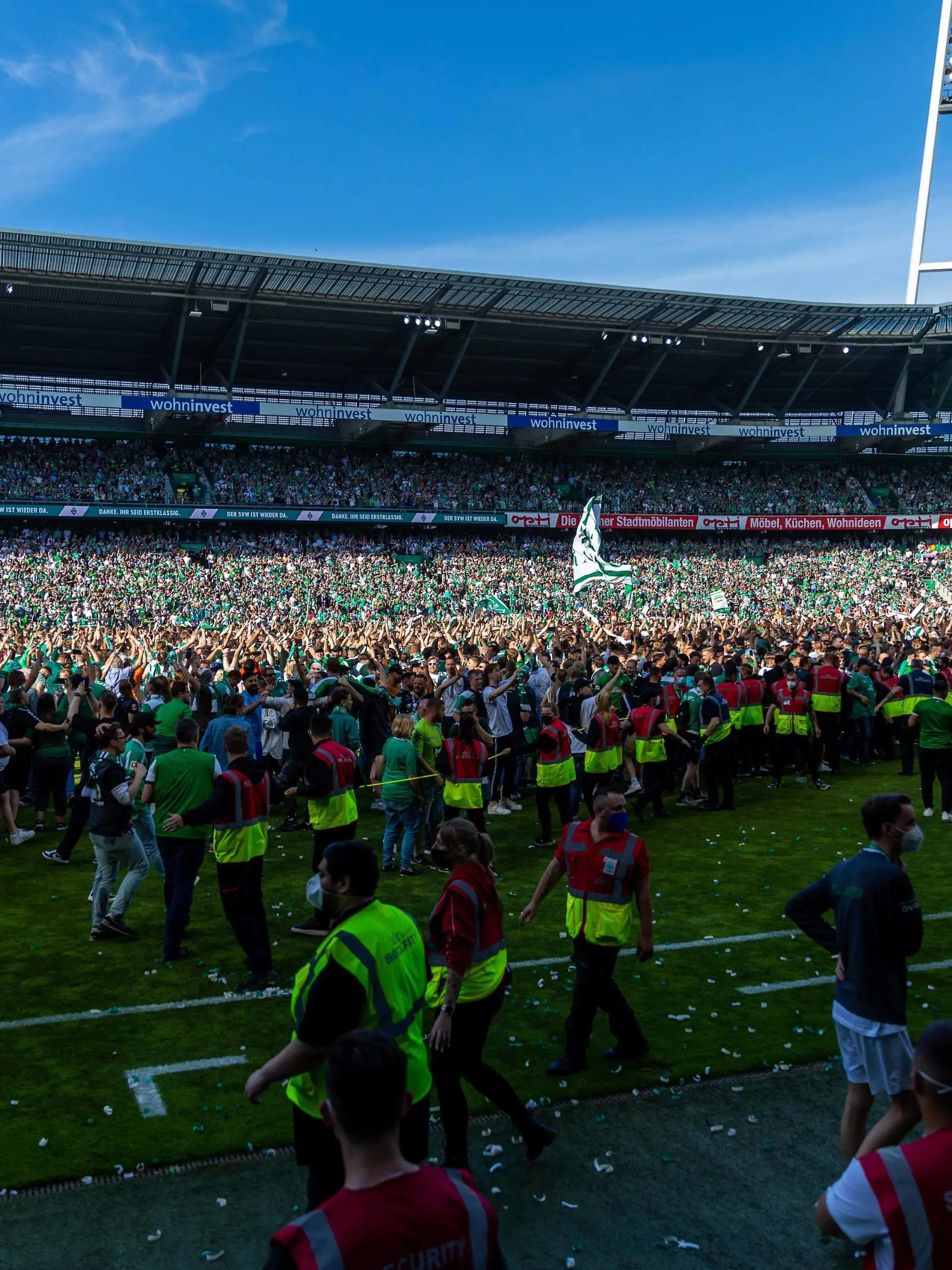 15.05.2022, Fussball, GER, Saison, 2021/2022, 2.Bundesliga, 34. Spieltag, SV Werder Bremen - SSV Jahn Regensburg Platzsturm der Bremer Fans nach dem Spiel und dem direkten Aufstieg in die erste Fussballbundesliga DFL REGULATIONS PROHIBIT ANY USE OF PHOTOGRAPHS AS IMAGE SEQUENCES AND/OR QUASI-VIDEO. *** 15 05 2022, Football, GER, Season, 2021 2022, 2 Bundesliga, 34 Matchday, SV Werder Bremen SSV Jahn Regensburg Platzsturm der Bremer Fans nach dem Spiel und der direkten Aufstieg in die erste Fussballbundesliga DFL REGULATIONS PROHIBIT ANY USE OF PHOTOGRAPHS AS IMAGE SEQUENCES AND OR QUASI VIDEO 