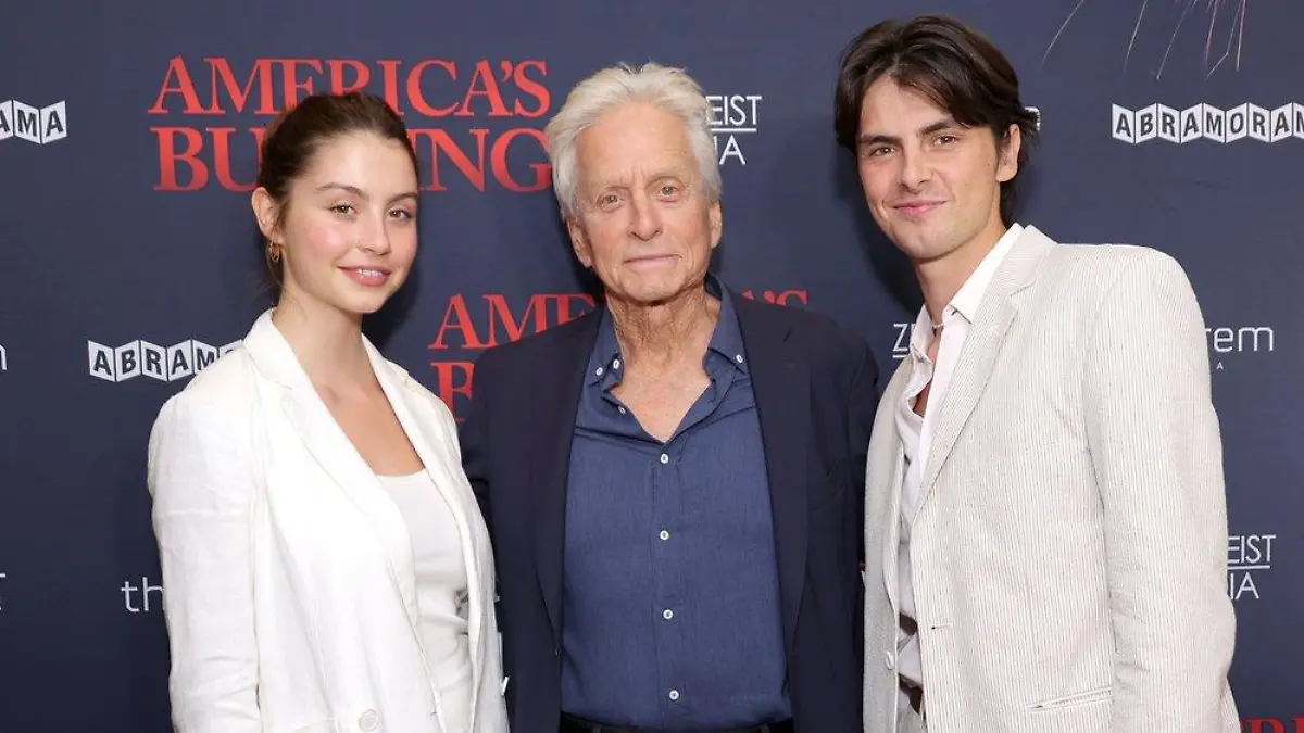 Michael Douglas erscheint mit Kindern Dylan und Carys bei Filmpremiere