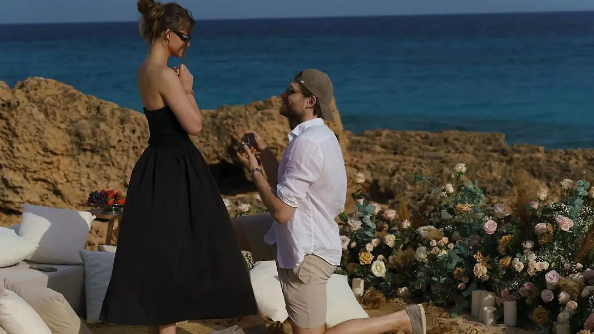 Leon Draisaitl macht seiner Freundin Celeste Desjardins einen Heiratsantrag.