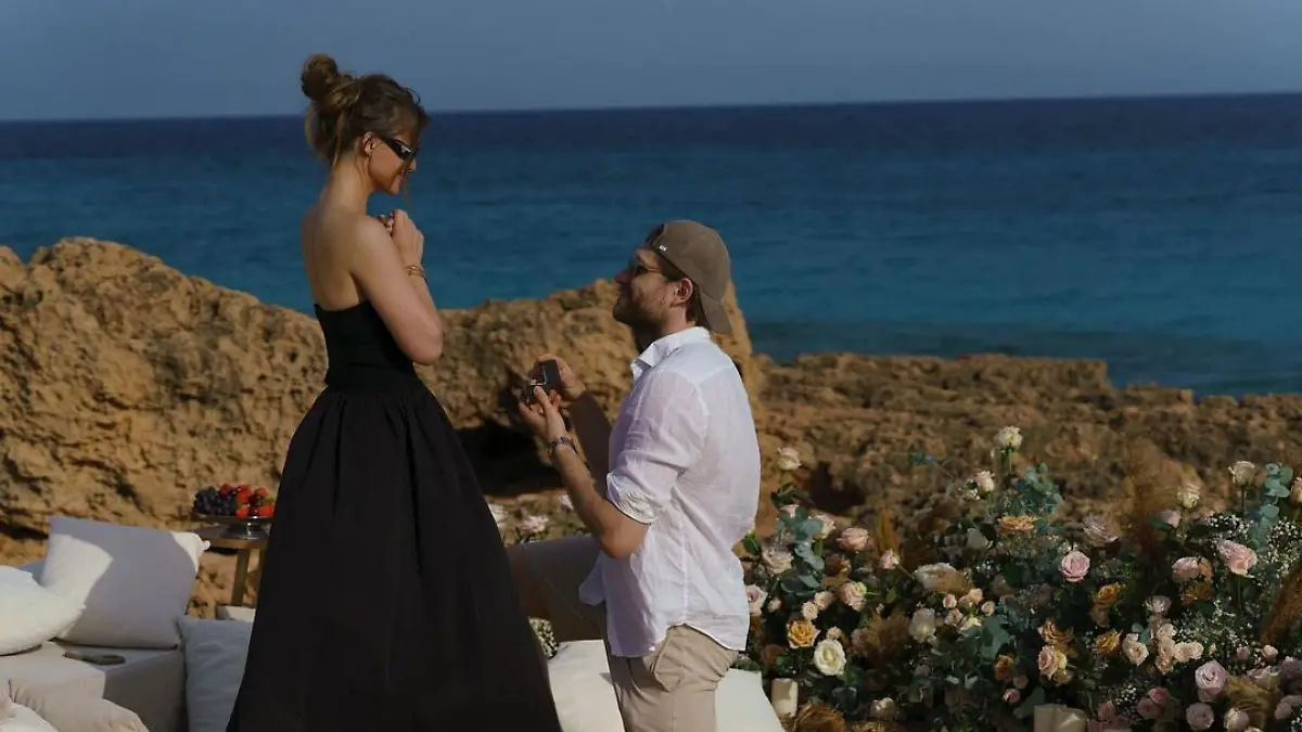 Leon Draisaitl macht seiner Freundin Celeste Desjardins einen Heiratsantrag.