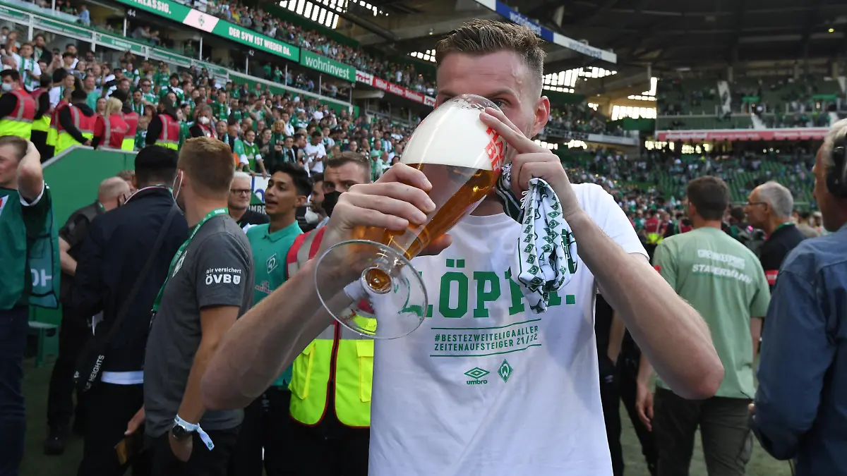 Fußball: 2. Bundesliga, Werder Bremen - Jahn Regensburg, 34. Spieltag, wohninvest Weserstadion. Werders Marvin Ducksch feiert den Aufstieg.