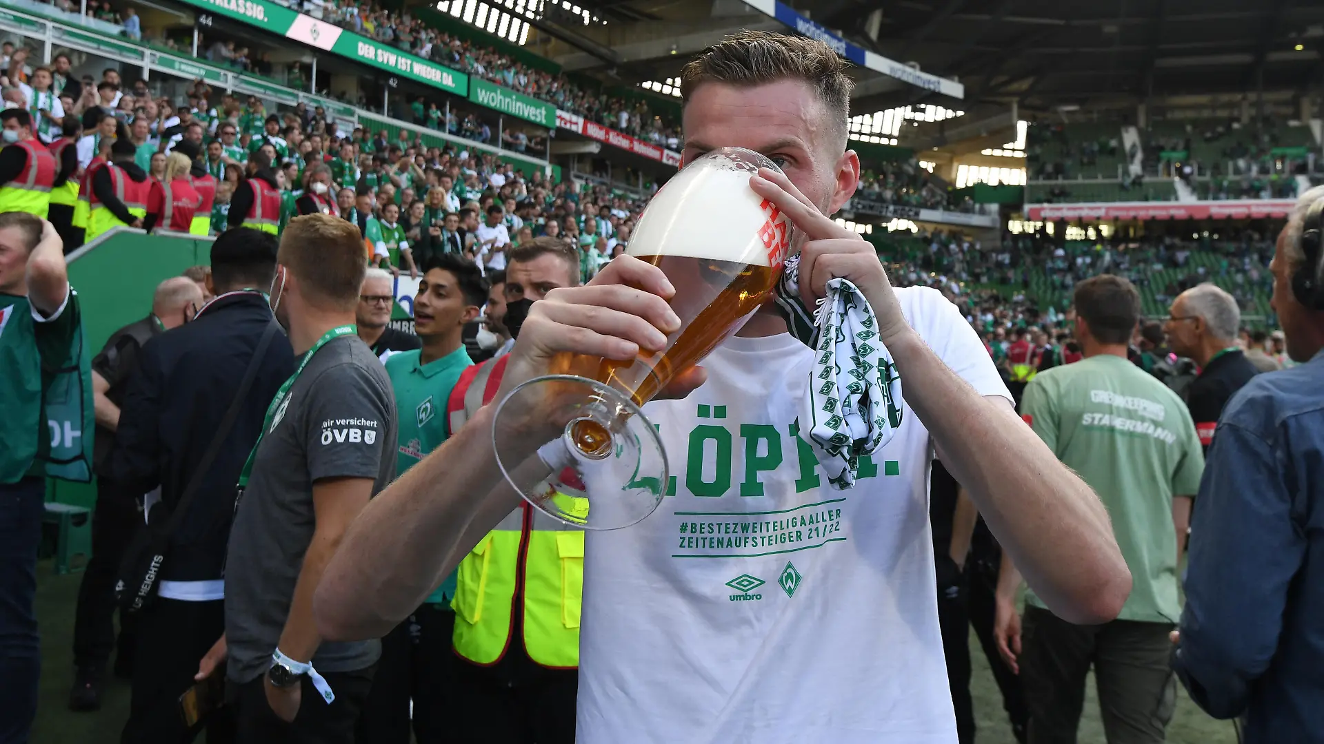 Fußball: 2. Bundesliga, Werder Bremen - Jahn Regensburg, 34. Spieltag, wohninvest Weserstadion. Werders Marvin Ducksch feiert den Aufstieg.