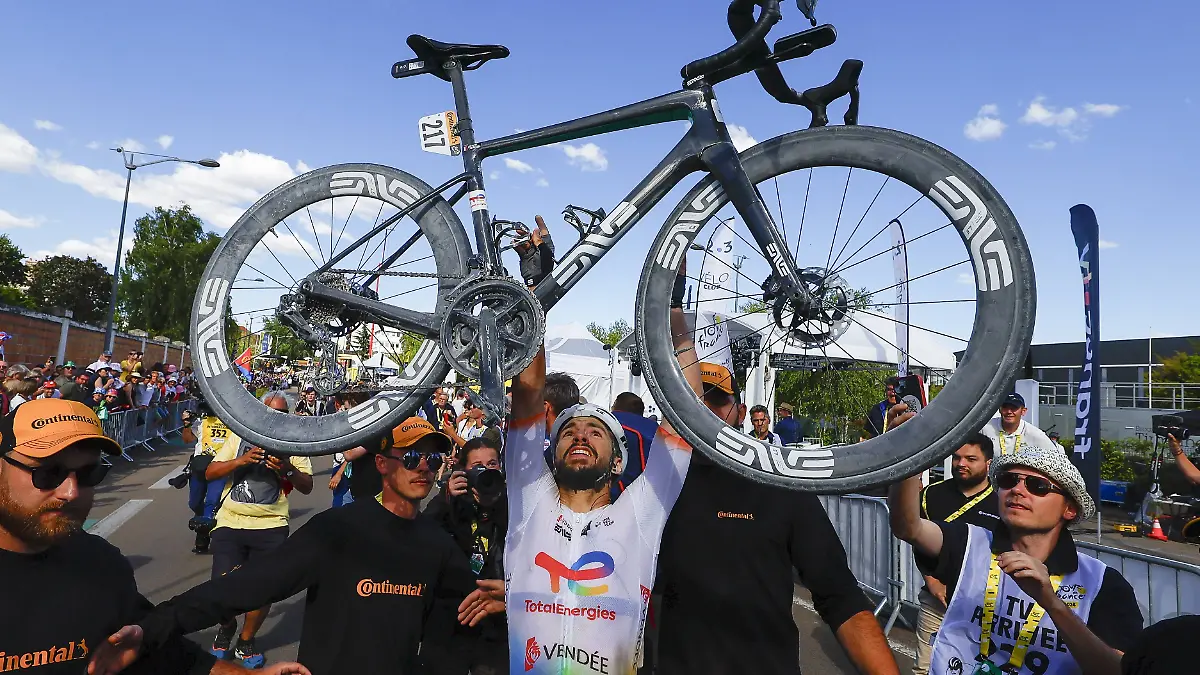 French Anthony Turgis of TotalEnergies celebrates after winning stage 9 of the 2024 Tour de France cycling race, from Troyes to Troyes, France 199 km on Sunday 07 July 2024. The 111th edition of the Tour de France starts on Saturday 29 June and will finish in Nice, France on 21 July. POOLxLUCAxBETTINI PUBLICATIONxNOTxINxBELxFRAxNED x96026351x
