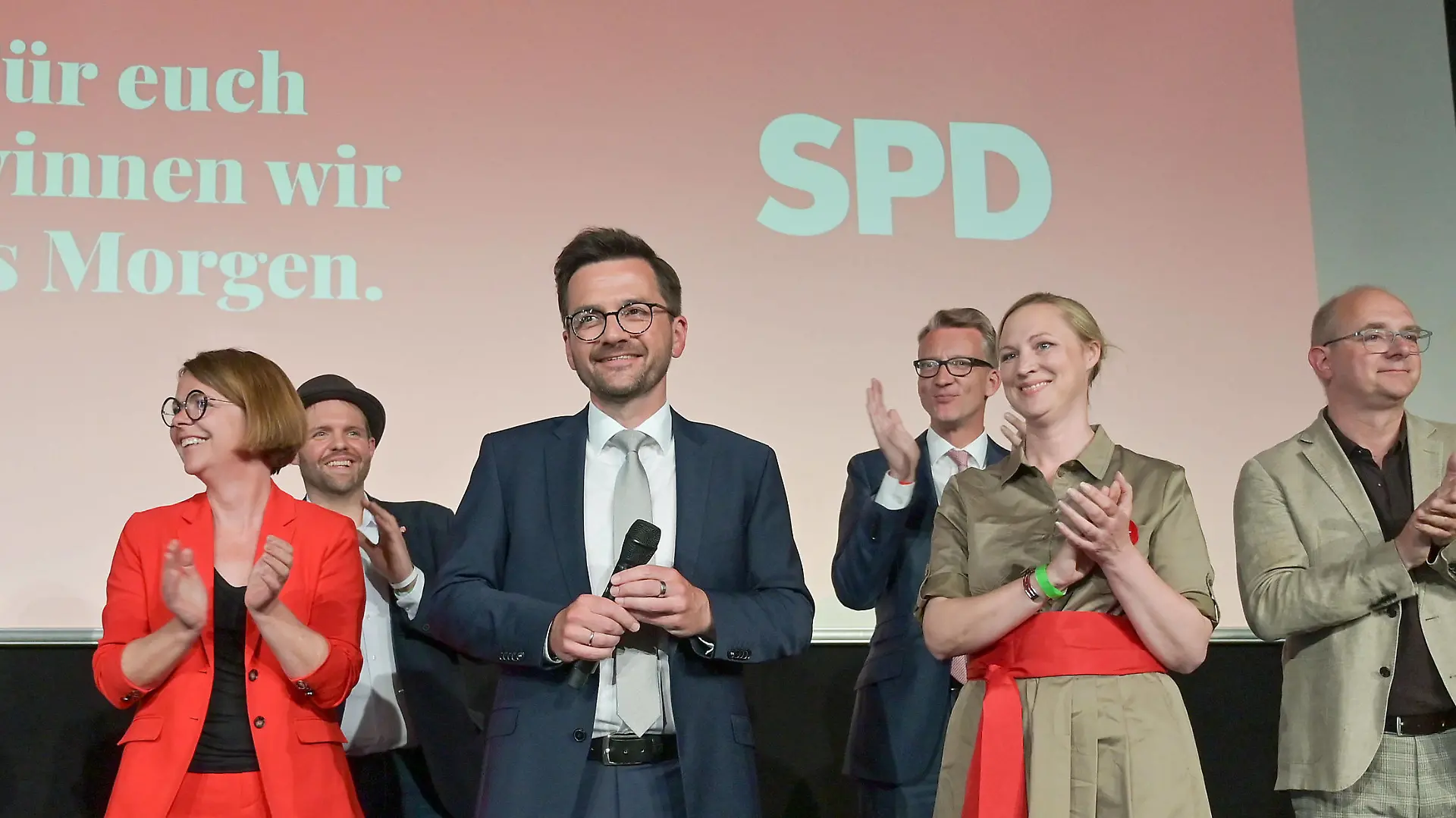 SPD-NRW Wahlparty am 15.05.2022 in die Rheinterrasse in Düsseldorf Die Wahl zum 18. Landtag des Landes Nordrhein-Westalen fand heute statt. Die SPD hat für ihre Wahlparty zu diesem Anlass, in die Rheinterrasse in Düsseldorf eingeladen. Thomas Kutschaty und andere Mitglieder des Vorstandes der SPD-NRW stehen auf der Bühne in der Rheinterrasse. *** SPD NRW election party on 15 05 2022 in the Rheinterrasse in Düsseldorf The election to the 18 state parliament of the state of North Rhine Westphalia took place today The SPD has invited for their election party on this occasion, in the Rheinterrasse in Düsseldorf Thomas Kutschaty and other members of the board of the SPD NRW are on stage in the Rheinterrasse xJFx