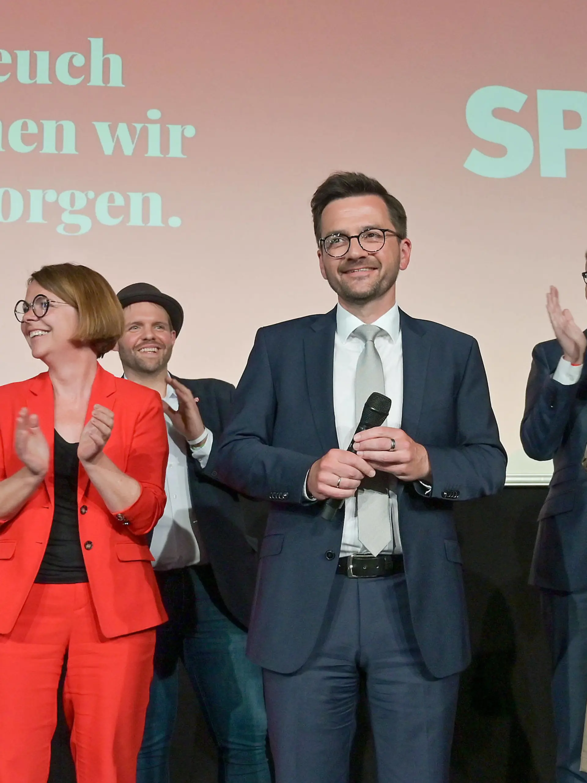  SPD-NRW Wahlparty am 15.05.2022 in die Rheinterrasse in Düsseldorf Die Wahl zum 18. Landtag des Landes Nordrhein-Westalen fand heute statt. Die SPD hat für ihre Wahlparty zu diesem Anlass, in die Rheinterrasse in Düsseldorf eingeladen. Thomas Kutschaty und andere Mitglieder des Vorstandes der SPD-NRW stehen auf der Bühne in der Rheinterrasse. *** SPD NRW election party on 15 05 2022 in the Rheinterrasse in Düsseldorf The election to the 18 state parliament of the state of North Rhine Westphalia took place today The SPD has invited for their election party on this occasion, in the Rheinterrasse in Düsseldorf Thomas Kutschaty and other members of the board of the SPD NRW are on stage in the Rheinterrasse xJFx