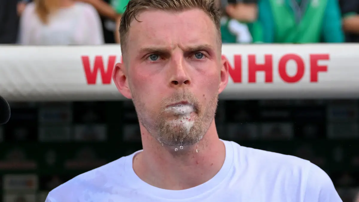 Fußball: 2. Bundesliga, 34. Spieltag, SV Werder Bremen - SSV Jahn Regensburg am 15.05.2022 im Wohninvest Stadion in Bremen. Bremens Marvin Ducksch bekommt eine Bierdusche. DFL REGULATIONS PROHIBIT ANY USE OF PHOTOGRAPHS AS IMAGE SEQUENCES AND/OR QUASI-VIDEO.