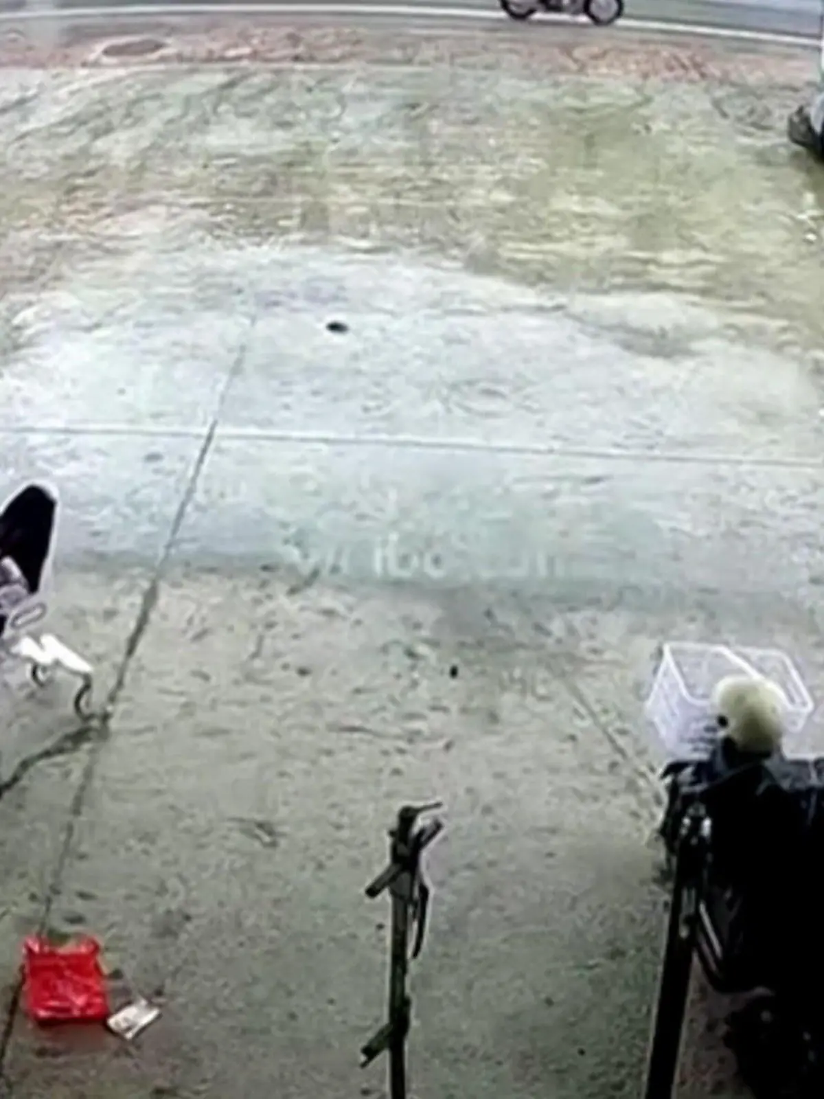 Schock-Moment für Mutter! Kinderwagen rollt auf die Straße