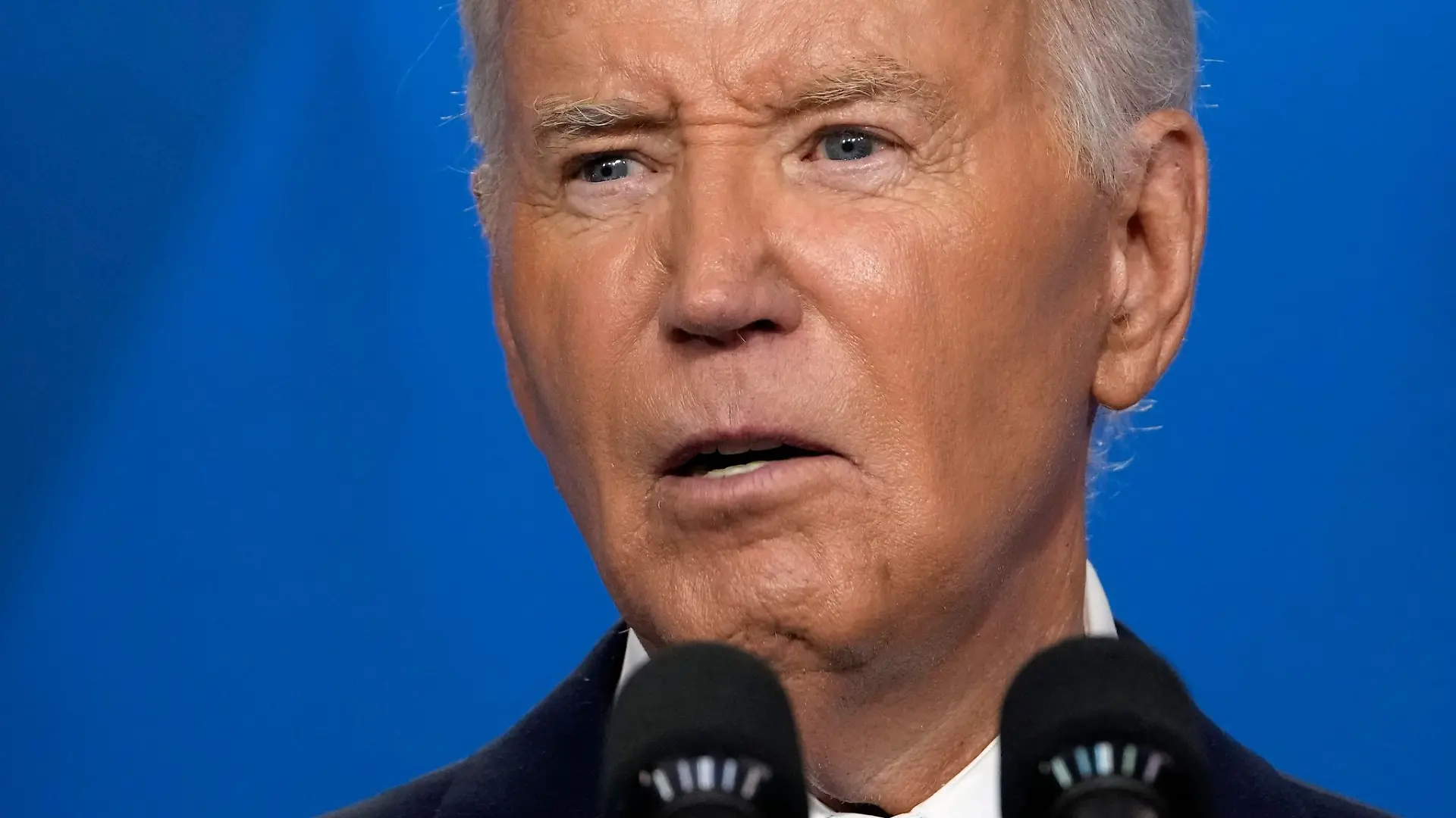 Biden startet seine Pressekonferenz mit einem Versprecher.