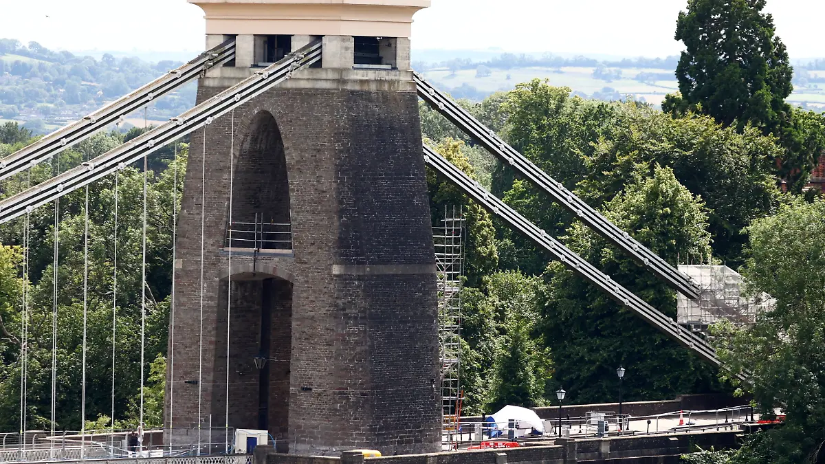 SONDERKONDITIONEN: PREISABSPRACHE! *EXCLUSIVE*
A forensic tent on the Clifton Suspension Bridge, Bristol, where a manhunt has been launched following the discovery of two suitcases full of human remains. July 11, 2024. Release date July 11, 2024. A manhunt is underway after a man ‘dumped two suitcases full of human remains’ on Clifton Suspension Bridge. Police were called to a report of a person acting suspiciously on the landmark at 11.57pm last night, Wednesday July 10. The man had disappeared, but officers made a grim discovery when they checked the contents of a suitcase. A second suitcase was located nearby a short time later. The incident sparked a significant emergency response - including a police helicopter and HM Coastguard helicopter. Avon and Somerset Police say that „locating the man who left the suitcases and identifying the deceased are our priorities”, with the Major Crime Investigation Team launching an urgent probe.