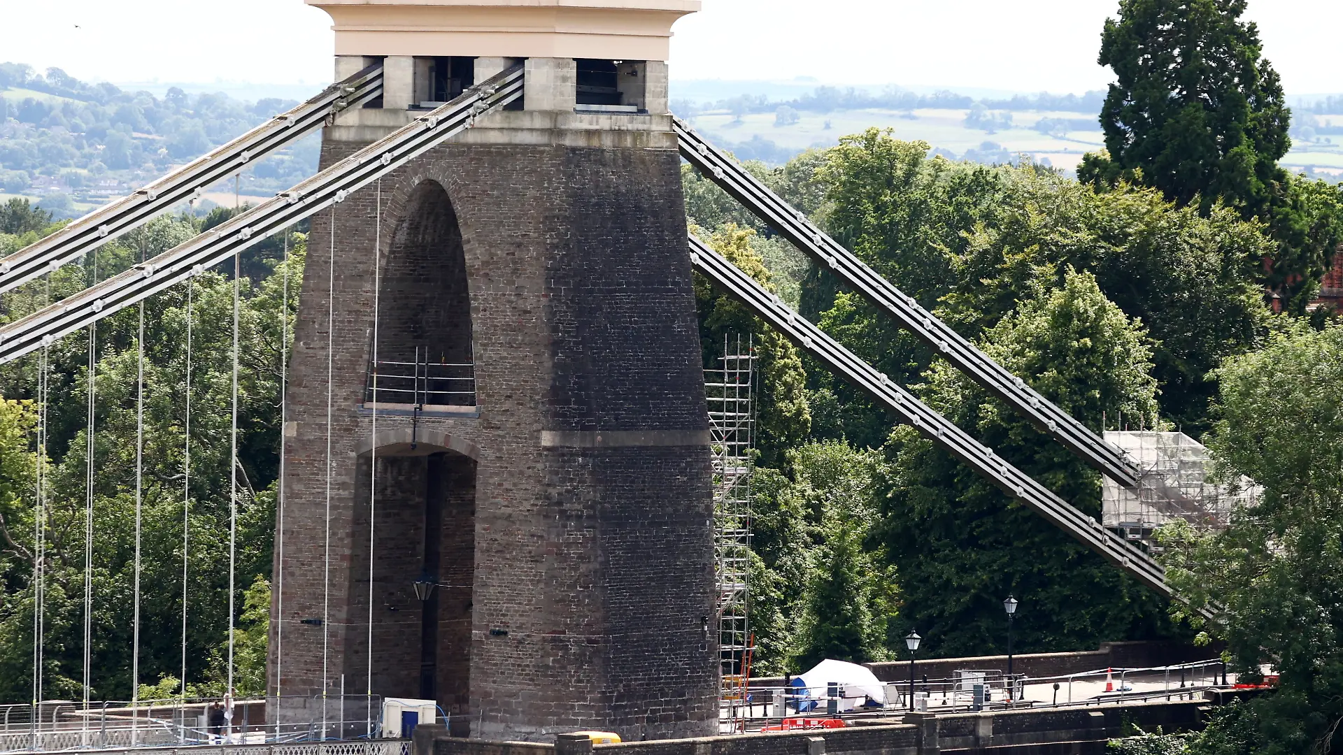 SONDERKONDITIONEN: PREISABSPRACHE! *EXCLUSIVE*
A forensic tent on the Clifton Suspension Bridge, Bristol, where a manhunt has been launched following the discovery of two suitcases full of human remains. July 11, 2024. Release date July 11, 2024. A manhunt is underway after a man ‘dumped two suitcases full of human remains’ on Clifton Suspension Bridge. Police were called to a report of a person acting suspiciously on the landmark at 11.57pm last night, Wednesday July 10. The man had disappeared, but officers made a grim discovery when they checked the contents of a suitcase. A second suitcase was located nearby a short time later. The incident sparked a significant emergency response - including a police helicopter and HM Coastguard helicopter. Avon and Somerset Police say that „locating the man who left the suitcases and identifying the deceased are our priorities”, with the Major Crime Investigation Team launching an urgent probe.