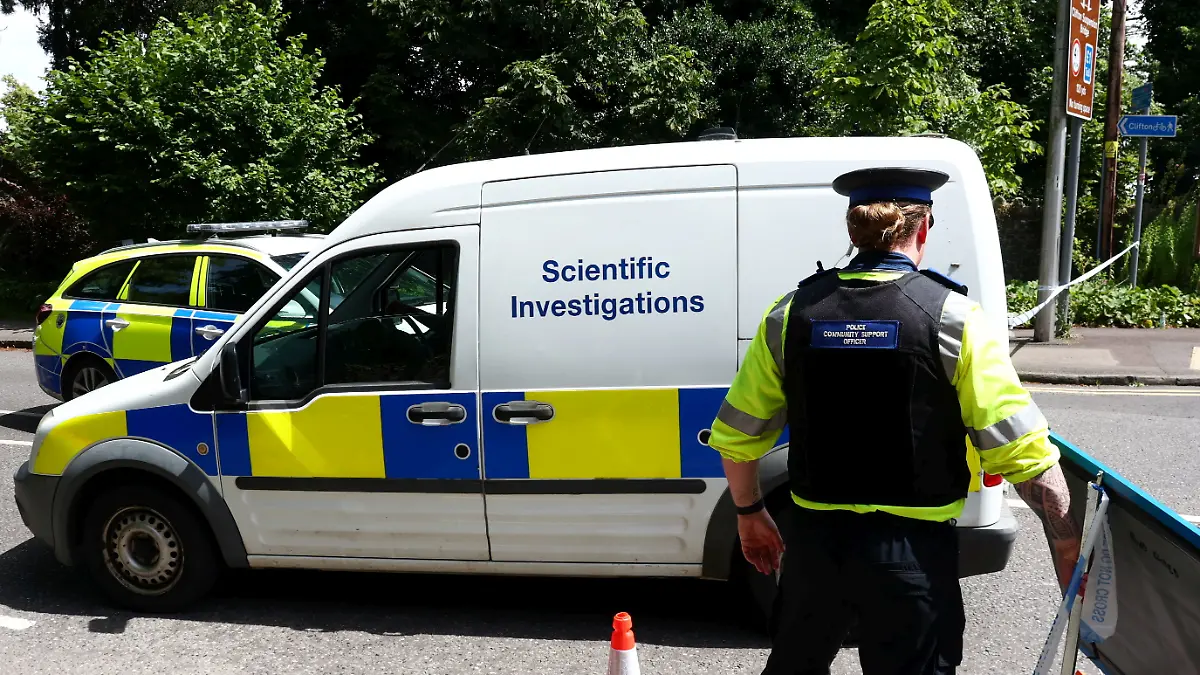 Police at the scene near Clifton Suspension Bridge, Bristol, where a manhunt has been launched following the discovery of two suitcases full of human remains. July 11, 2024. Release date July 11, 2024. A manhunt is underway after a man ‘dumped two suitcases full of human remains’ on Clifton Suspension Bridge. Police were called to a report of a person acting suspiciously on the landmark at 11.57pm last night, Wednesday July 10. The man had disappeared, but officers made a grim discovery when they checked the contents of a suitcase. A second suitcase was located nearby a short time later. The incident sparked a significant emergency response - including a police helicopter and HM Coastguard helicopter. Avon and Somerset Police say that „locating the man who left the suitcases and identifying the deceased are our priorities”, with the Major Crime Investigation Team launching an urgent probe.