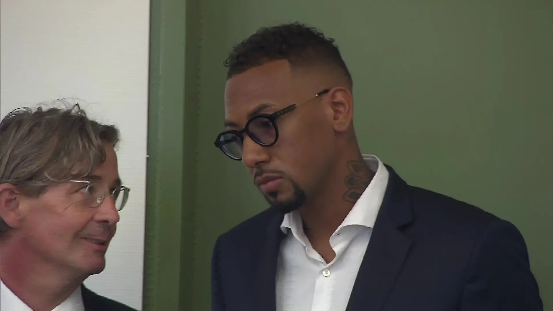 Jérôme Boateng und sein Anwalt am 12. Juli im Gericht