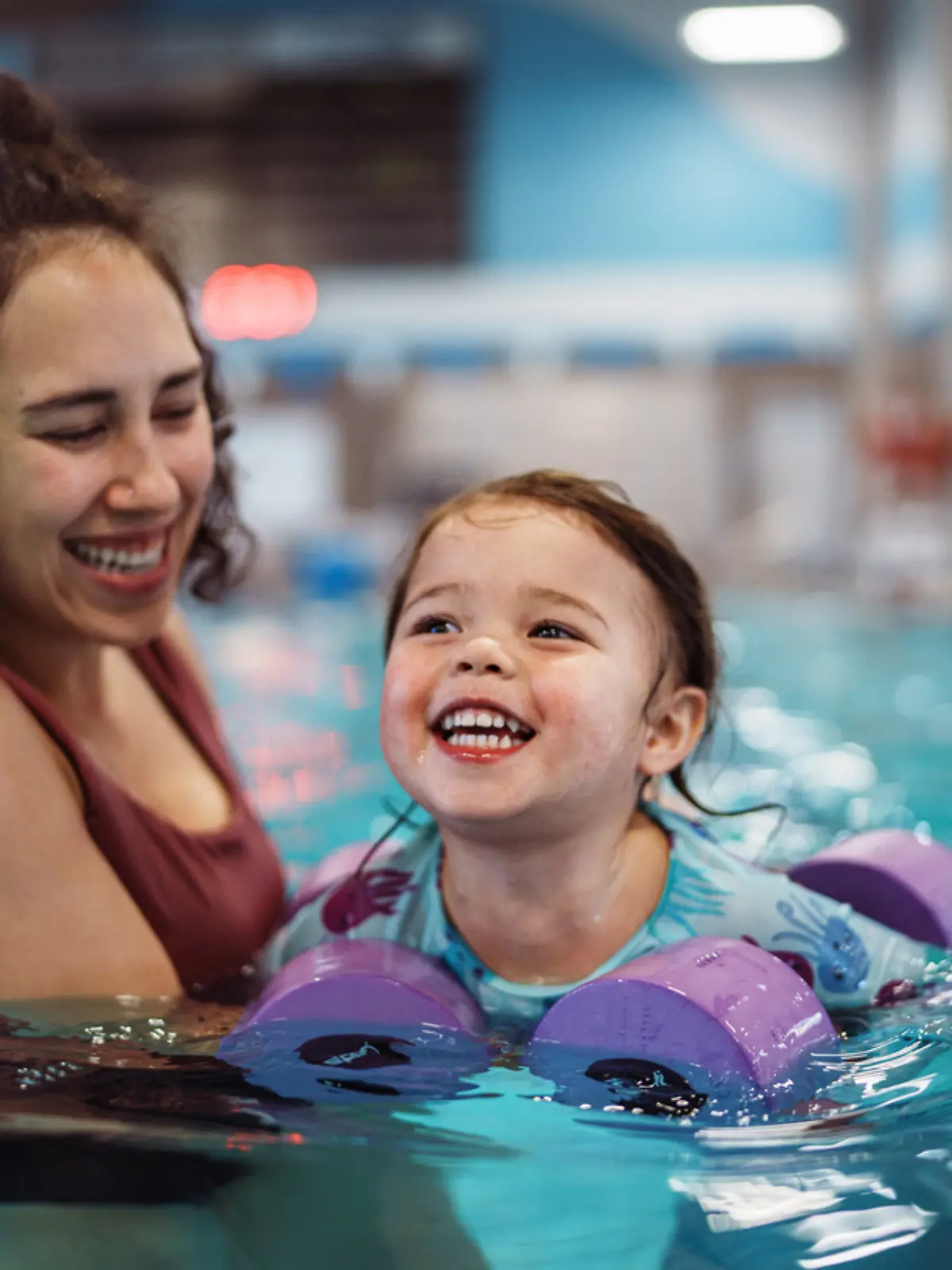 Mutter und ihre Tochter im Schwimmbad