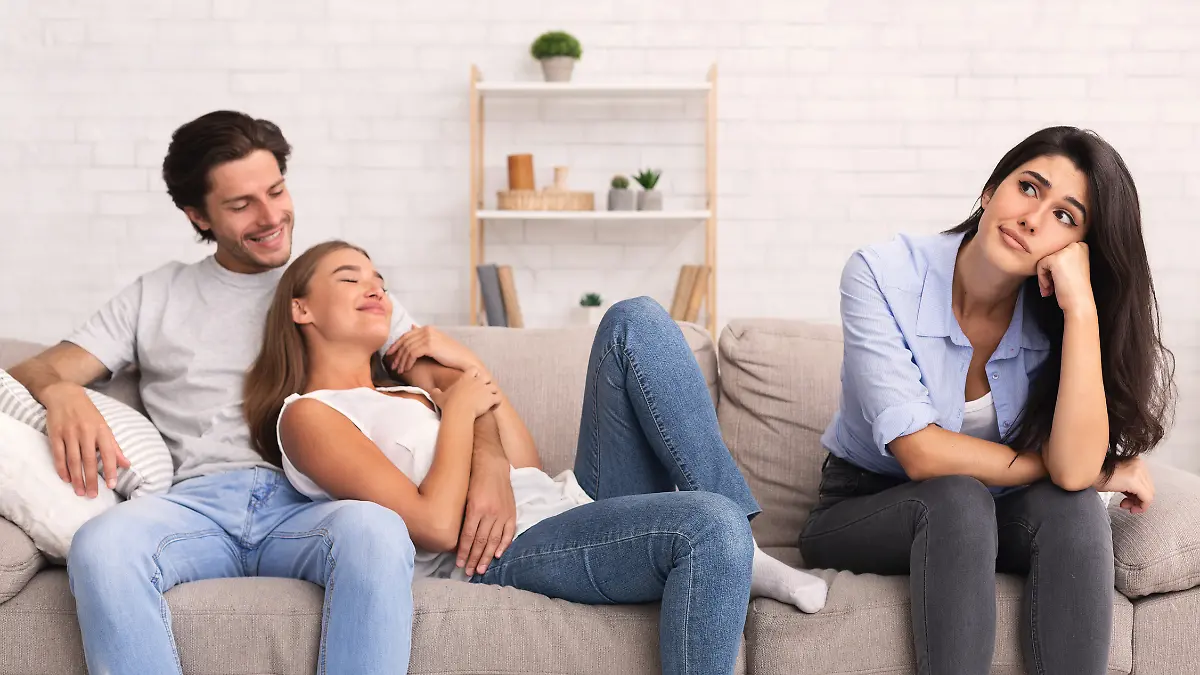 Eine Frau ist genervt von ihrer Freundin und deren Partner.