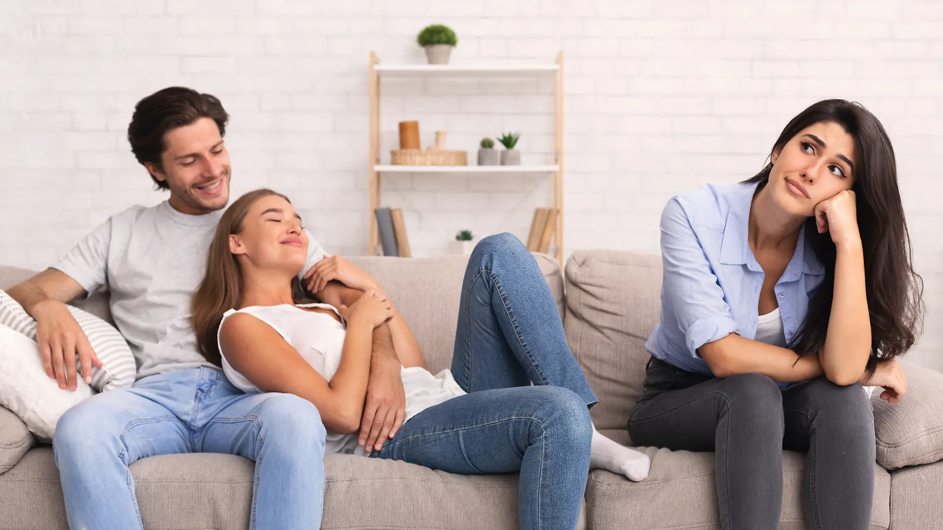 Eine Frau ist genervt von ihrer Freundin und deren Partner.