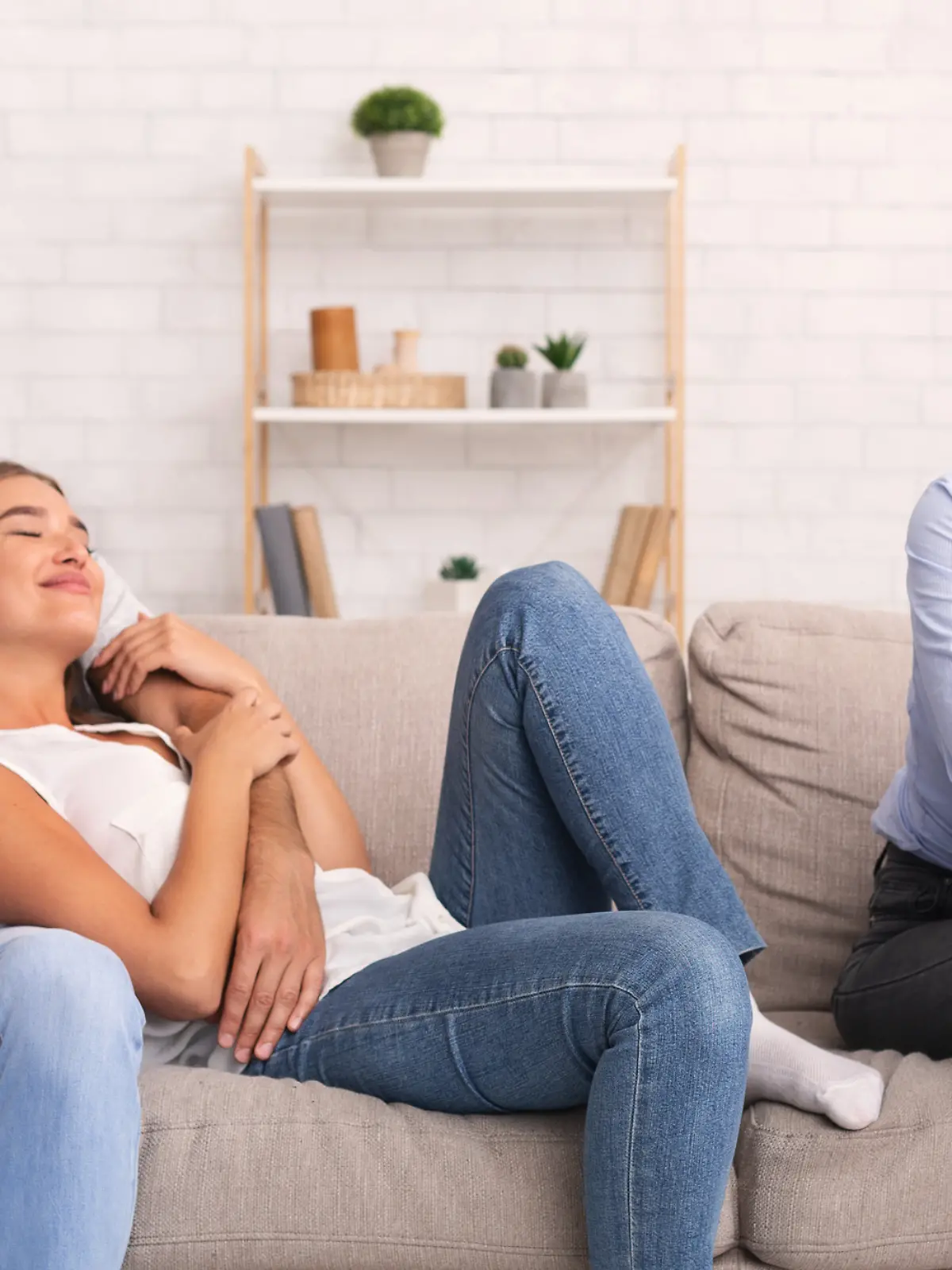 Eine Frau ist genervt von ihrer Freundin und deren Partner.