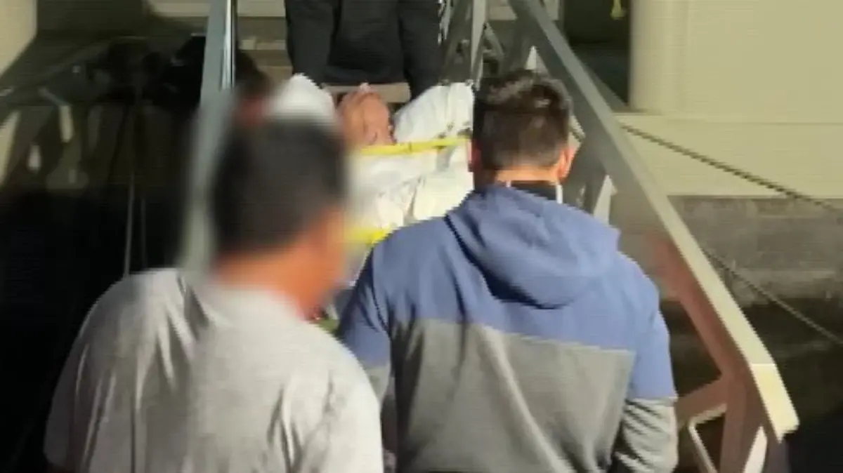 Der Mann aus Südafrika wird mit einem Boot in ein Krankenhaus gebracht.