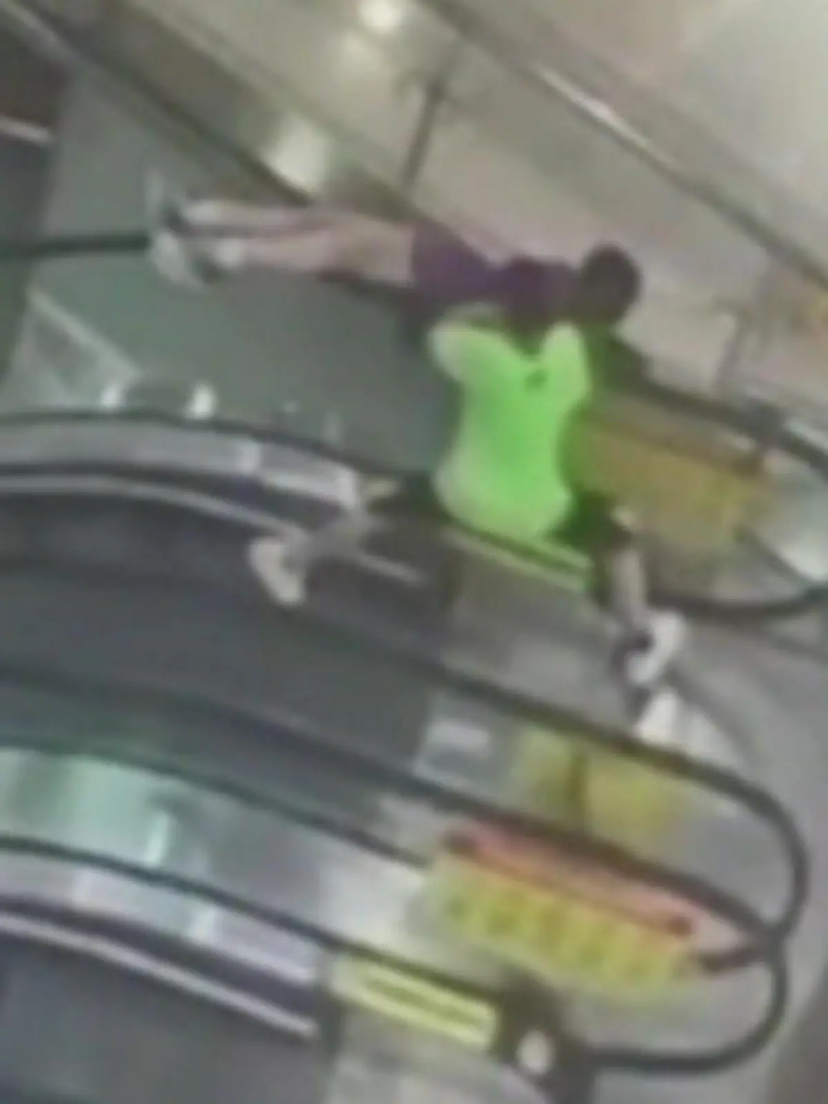 Bild zu: "Freund kann ihn nicht halten! Junge fällt von Rolltreppe in die Tiefe"