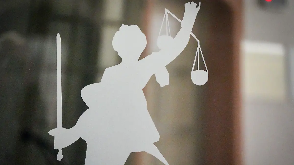 ARCHIV - 27.04.2023, Berlin: Die Figur der Justitia mit Richtschwert und Waage ist auf dem Glasfenster einer Tür im Gerichtsgebäude zu sehen. Nach dem Willen der EU-Staaten sollen Journalisten und Menschenrechtsaktivisten stärker gegen ungerechtfertigte Klagen geschützt werden. Foto: Soeren Stache/dpa +++ dpa-Bildfunk +++