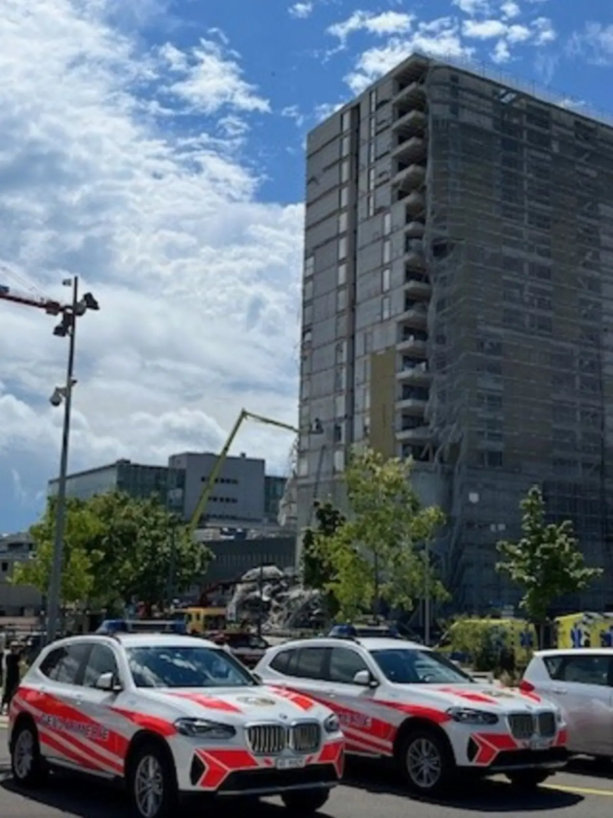 Das Unglück ereignet sich bei Bauarbeiten an einem 19-stöckigen Gebäude im Westen der Schweiz.