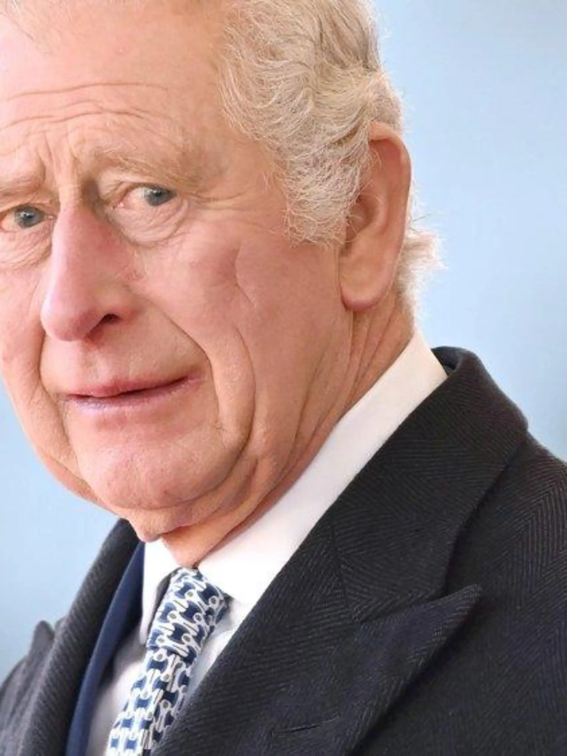Erster Briefkasten mit Monogramm von König Charles eingeweiht