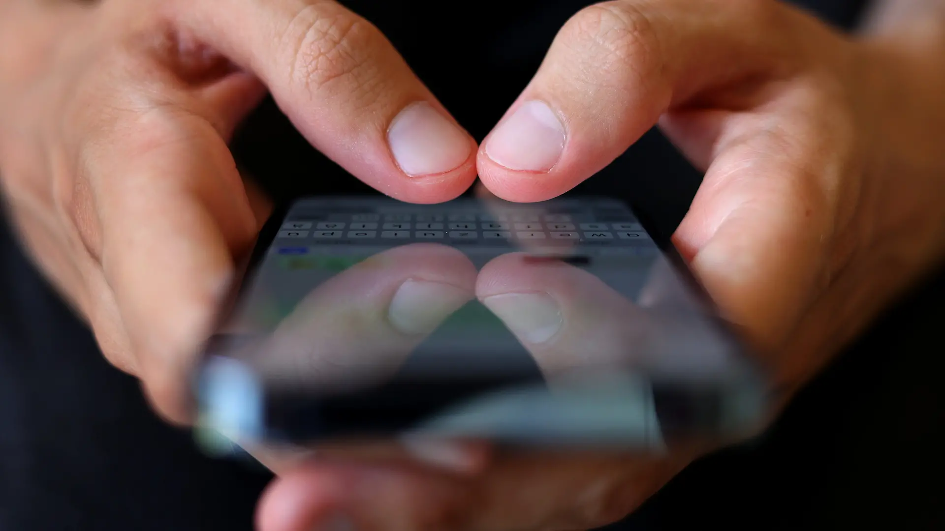 Hände halten ein Smartphone