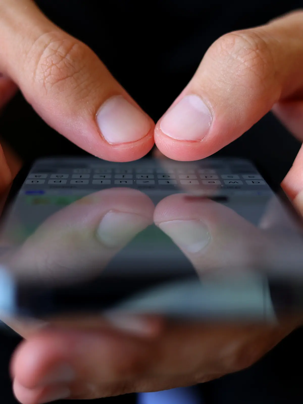 Hände halten ein Smartphone