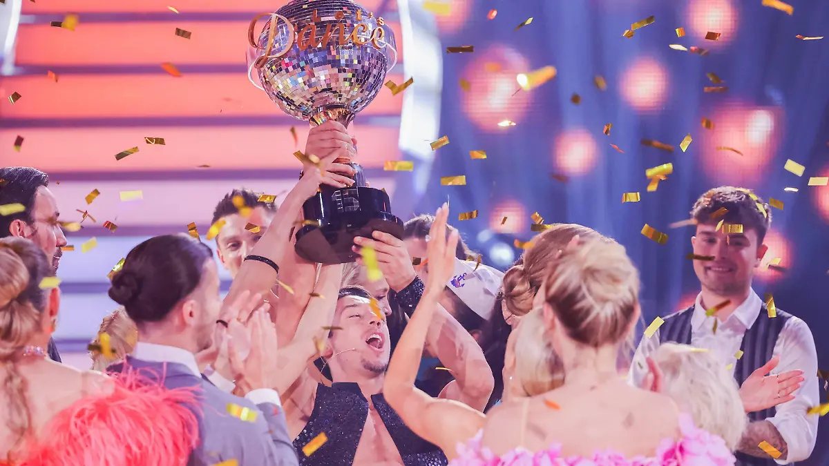 Rene Casselly, Zirkusartist, und Kathrin Menzinger, Profitänzerin, jubeln mit dem Pokal nach dem Sieg in der RTL-Tanzshow "Let's Dance" im Coloneum.