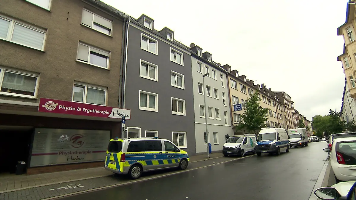 In Gelsenkirchen wird eine 20-Jährige in einem Wohnhaus mit Messerstichen getötet.