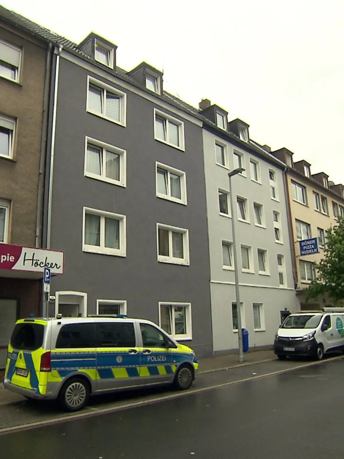 In Gelsenkirchen wird eine 20-Jährige in einem Wohnhaus mit Messerstichen getötet.
