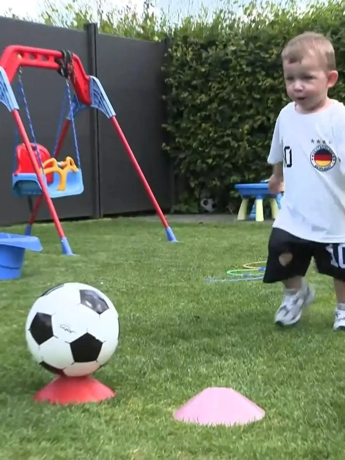 Bild zu: "Zweijähriger kickt im Netz"