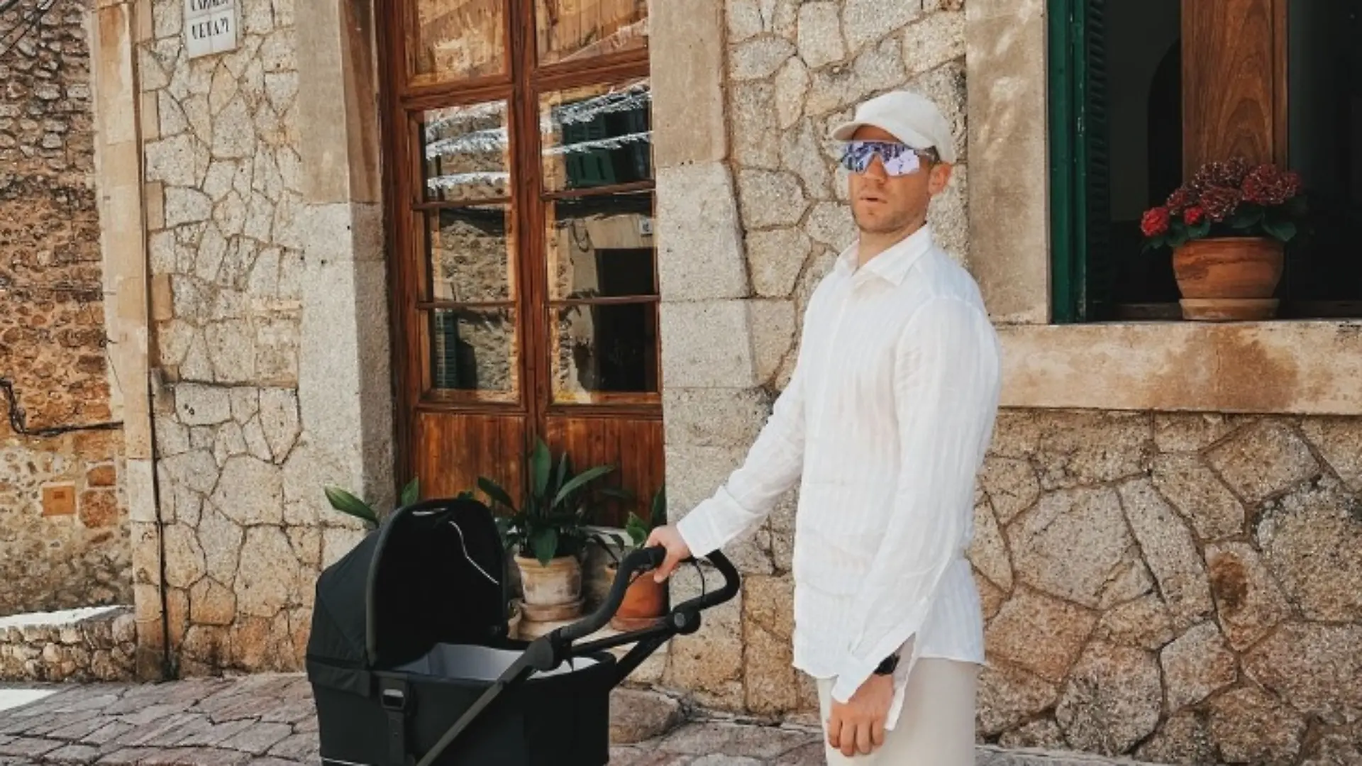 Manuel Neuer schiebt im Urlaub den Kinderwagen.