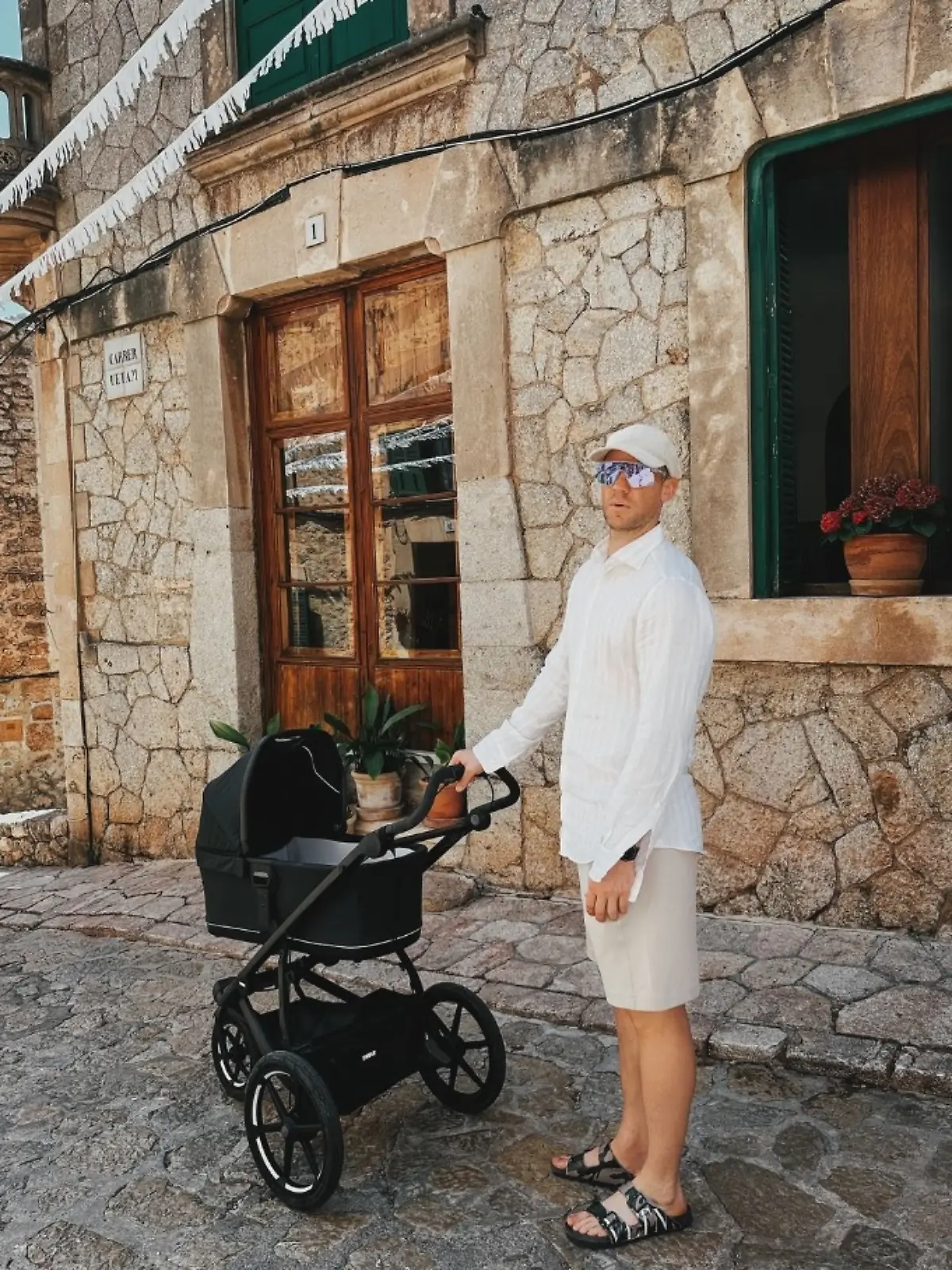 Manuel Neuer schiebt im Urlaub den Kinderwagen.