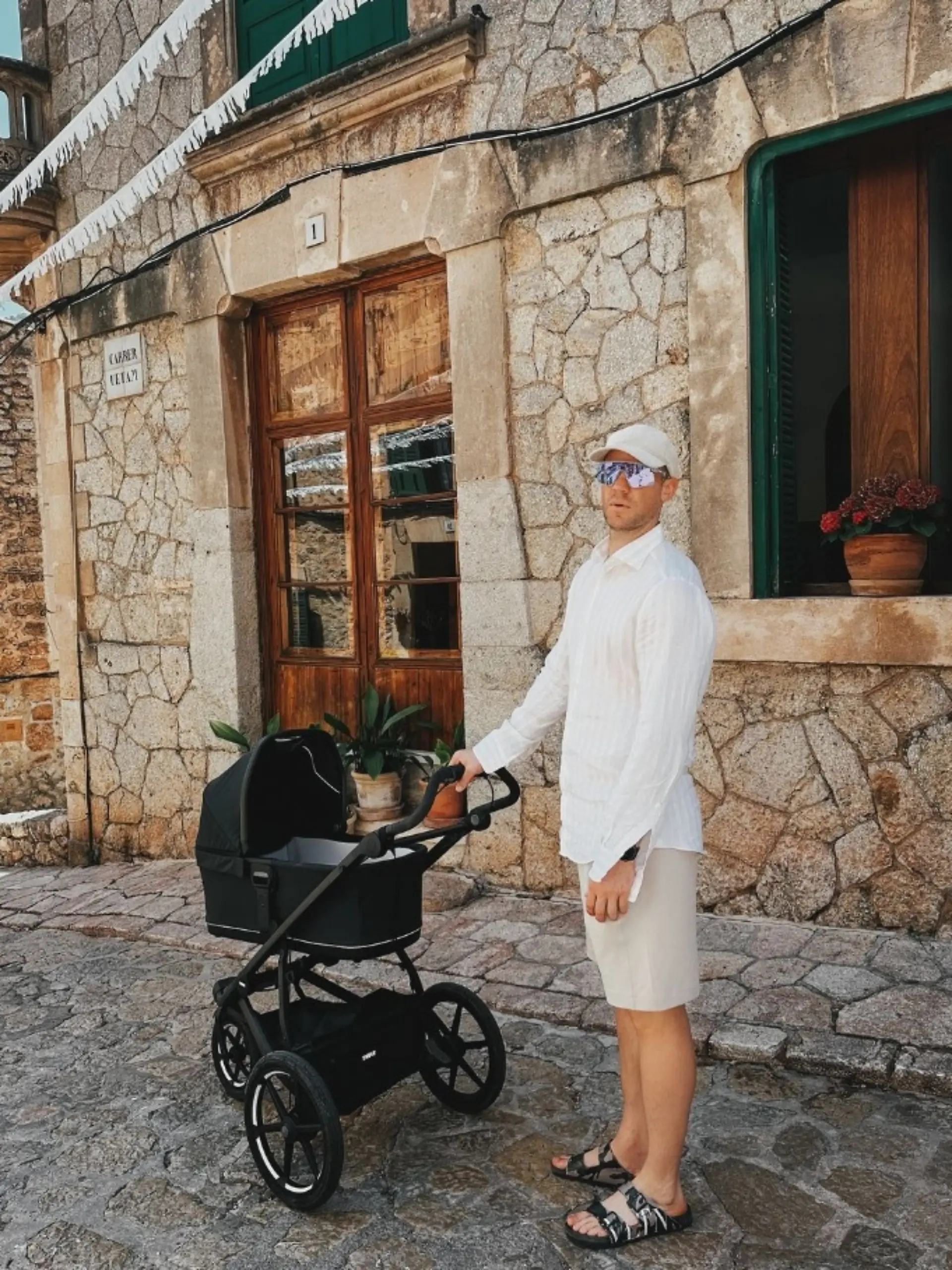Manuel Neuer schiebt im Urlaub den Kinderwagen.