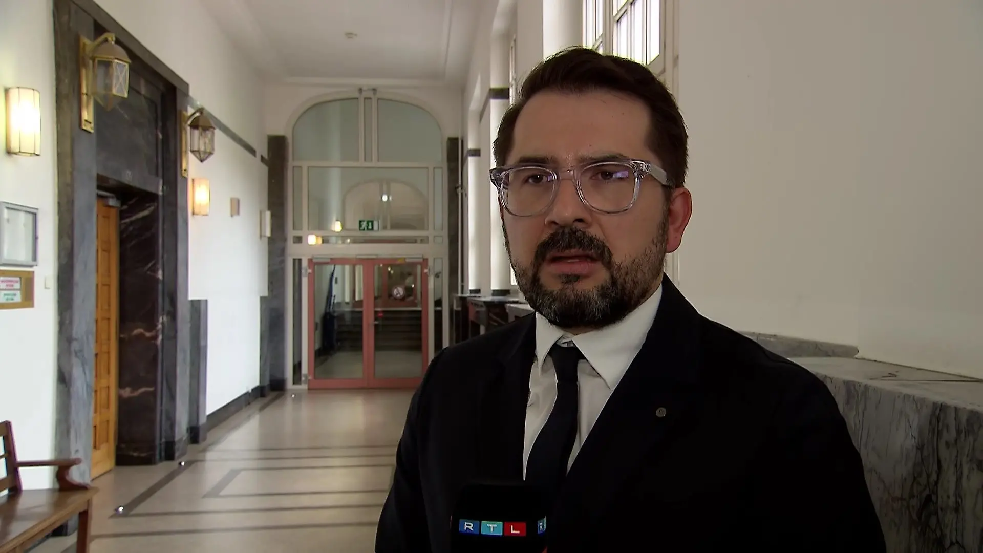 Staatsanwalt Tom Soller erklärt, warum erst jetzt die DNA-Spuren zu den Tatverdächtigen geführt haben.