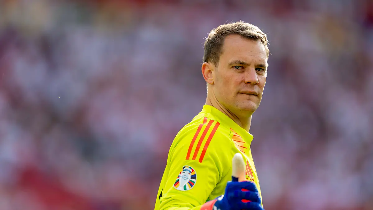 05.07.2024, Fussball UEFA EURO, EM, Europameisterschaft,Fussball 2024, Viertelfinale, Spanien - Deutschland, in der Stuttgart-Arena. Torwart Manuel Neuer Deutschland zeigt mit dem Daumen nach oben.